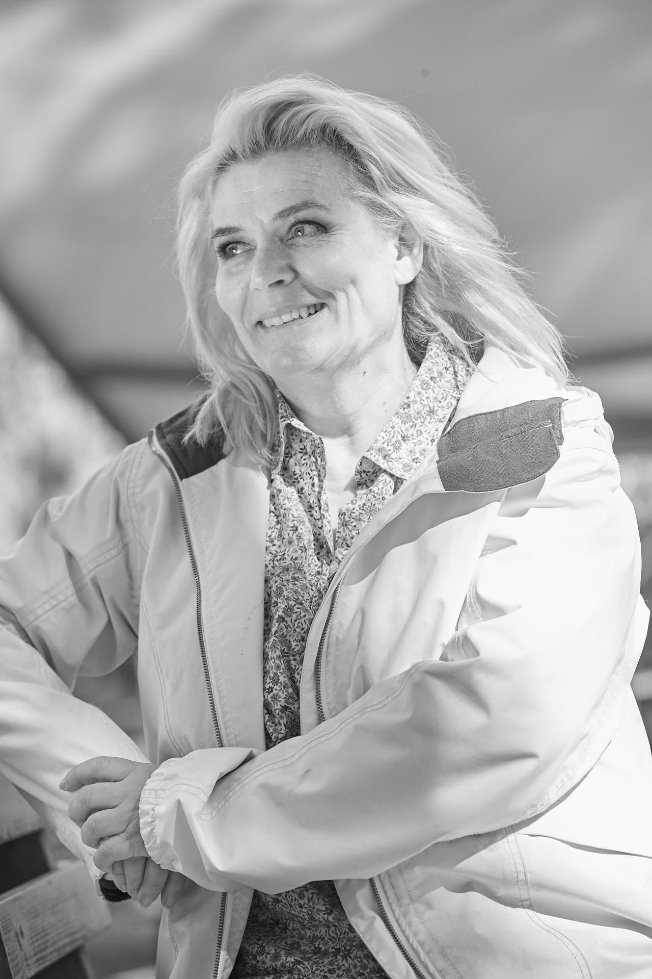 Näyttelijä Pirkko Hämäläinen, 59, asuu puolisonsa, kirjailija ja antiikin kirjallisuuden tutkija Kirsti Simonsuuren kanssa Helsingissä. Pojat Ville, 26, ja Aku, 24, ovat avoliitosta Puntti Valtosen kanssa. Asuu tämän kesän Tampereella, jossa näyttelee Ehtoolehdon sankarit -näytelmässä yhdessä Puntin kanssa.