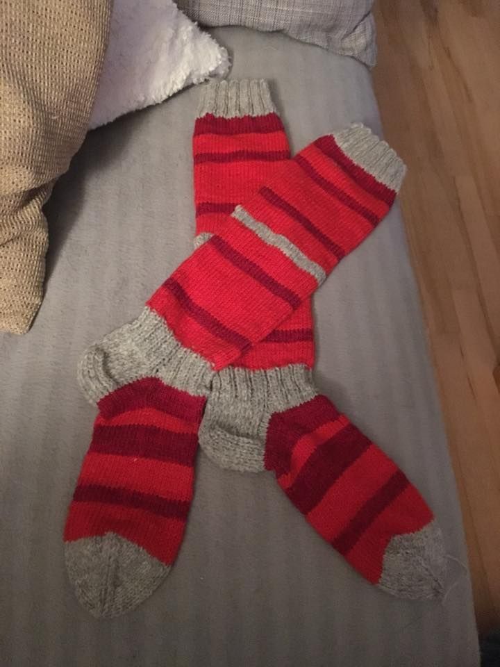 Tein itselleni jämälangoista polveen asti yltävät sukat. Nyt on puikoilla tulossa kettukarkki-sukat miehelle joululahjaksi. - Johanna Jokinen