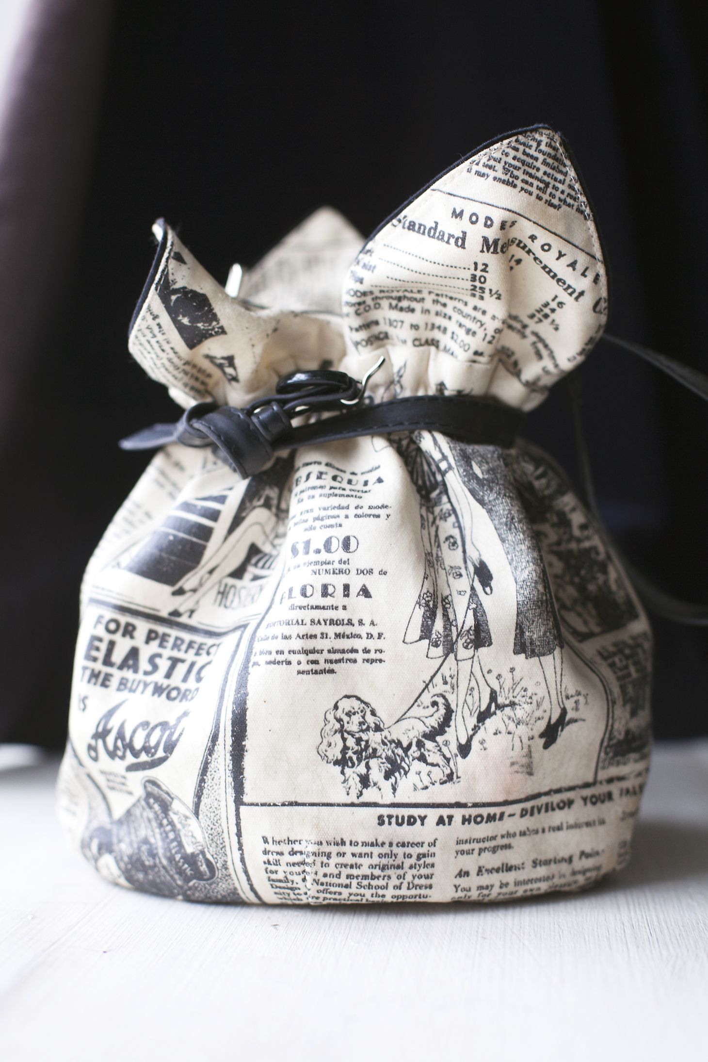 Sanomalehtipinta on printattu kankaalle.