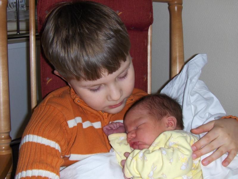 "Tää on mun elämän onnellisin päivä", sanoi 7-vuotias Aatu, kun sai pikkuveljen syliinsä.