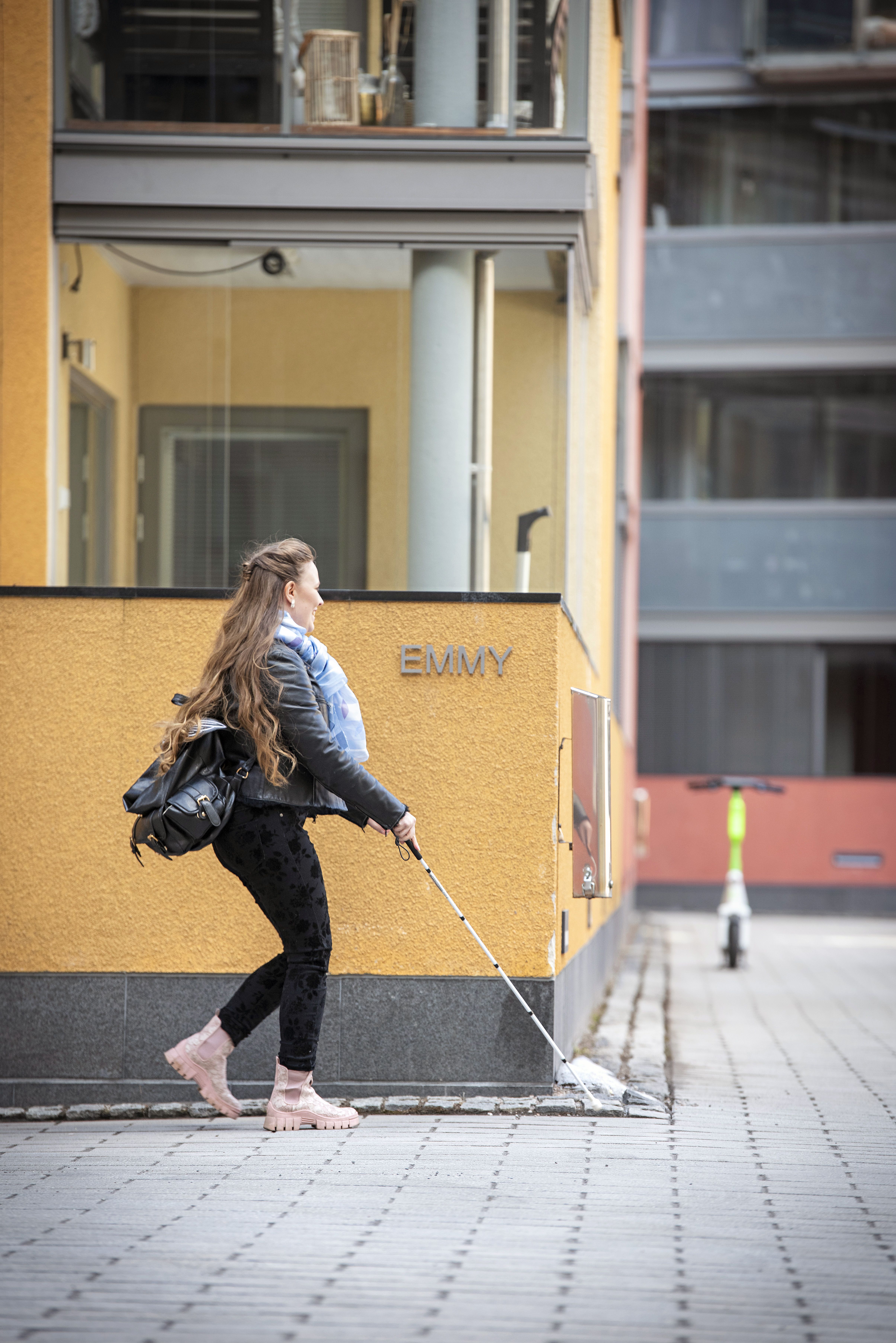 Heidi on ollut syntymästään asti sokea, mutta hän on aina tehnyt lähes samoja asioita kuin näkevät. ”Jo pienenä sain tunnustella kaikkea sammakosta sudenkorentoon.”