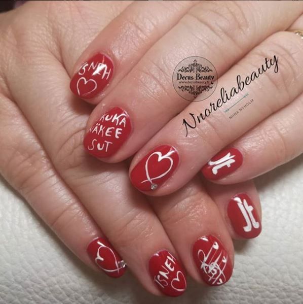 Sirpa oli kynsiä myöten valmiina Juha Tapion taukoa edeltäneelle areenakeikalle joulukuussa. Instagramissa käytössä ovat tunnisteet: #juhahtaneet #juhistelijat #kukanäkeesut.