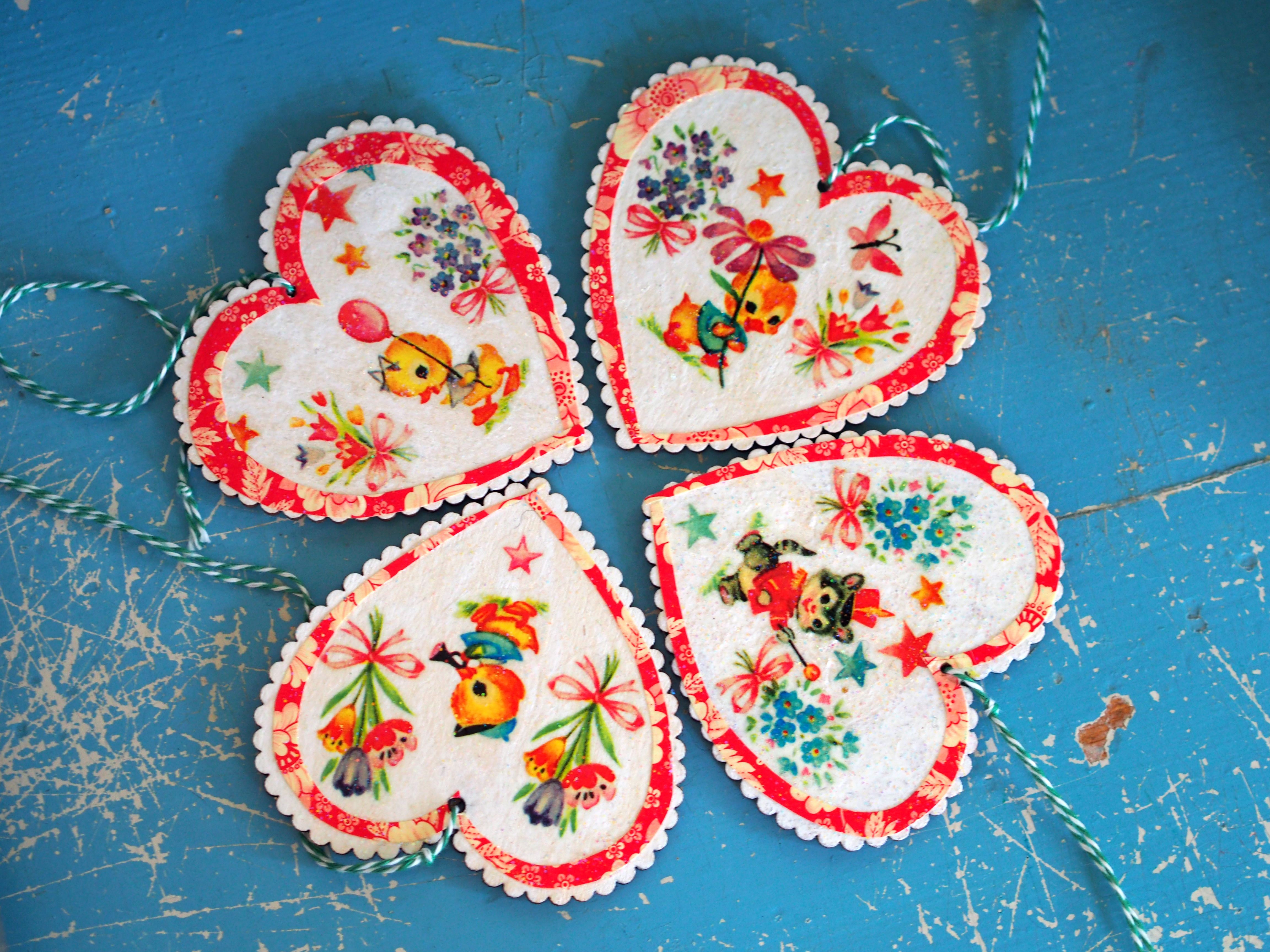 Kiti askartelee joulukoristeita esimerkiksi siirtokuvista ja vanhoista kiiltokuvista. Sydämen muotoisia pohjia myydään askartelukaupoissa.