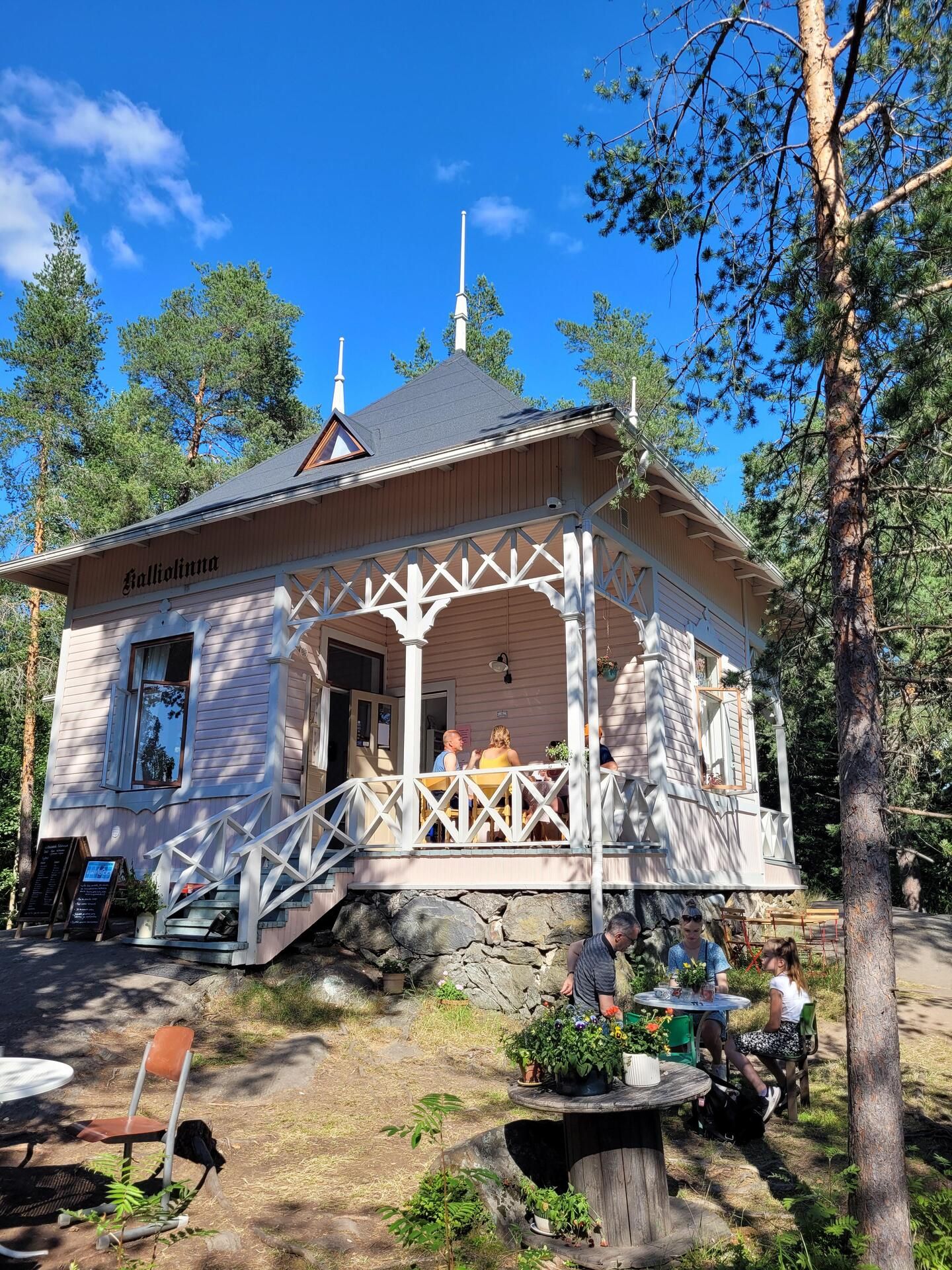 Voiko olla söpömpää kahvilan paikkaa kuin vaaleanpunainen Kalliolinna saaressa Savonlinnassa?