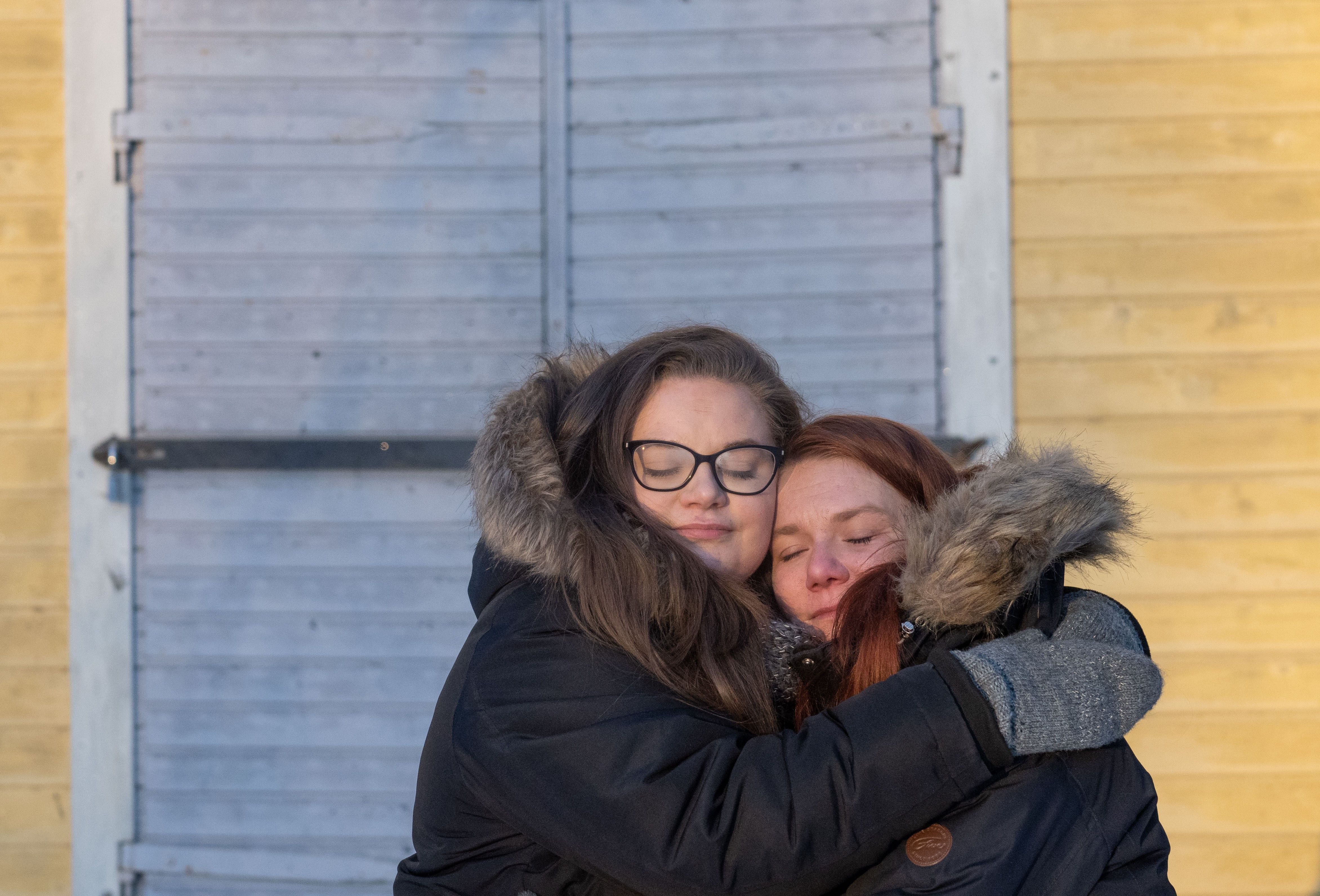 ”Kun äiti halaa, tuntuu kuin hän ei haluaisi päästää ikinä irti. Ei minullakaan ole kiire siitä pois”, Kristiinan tytär Sanna sanoo.