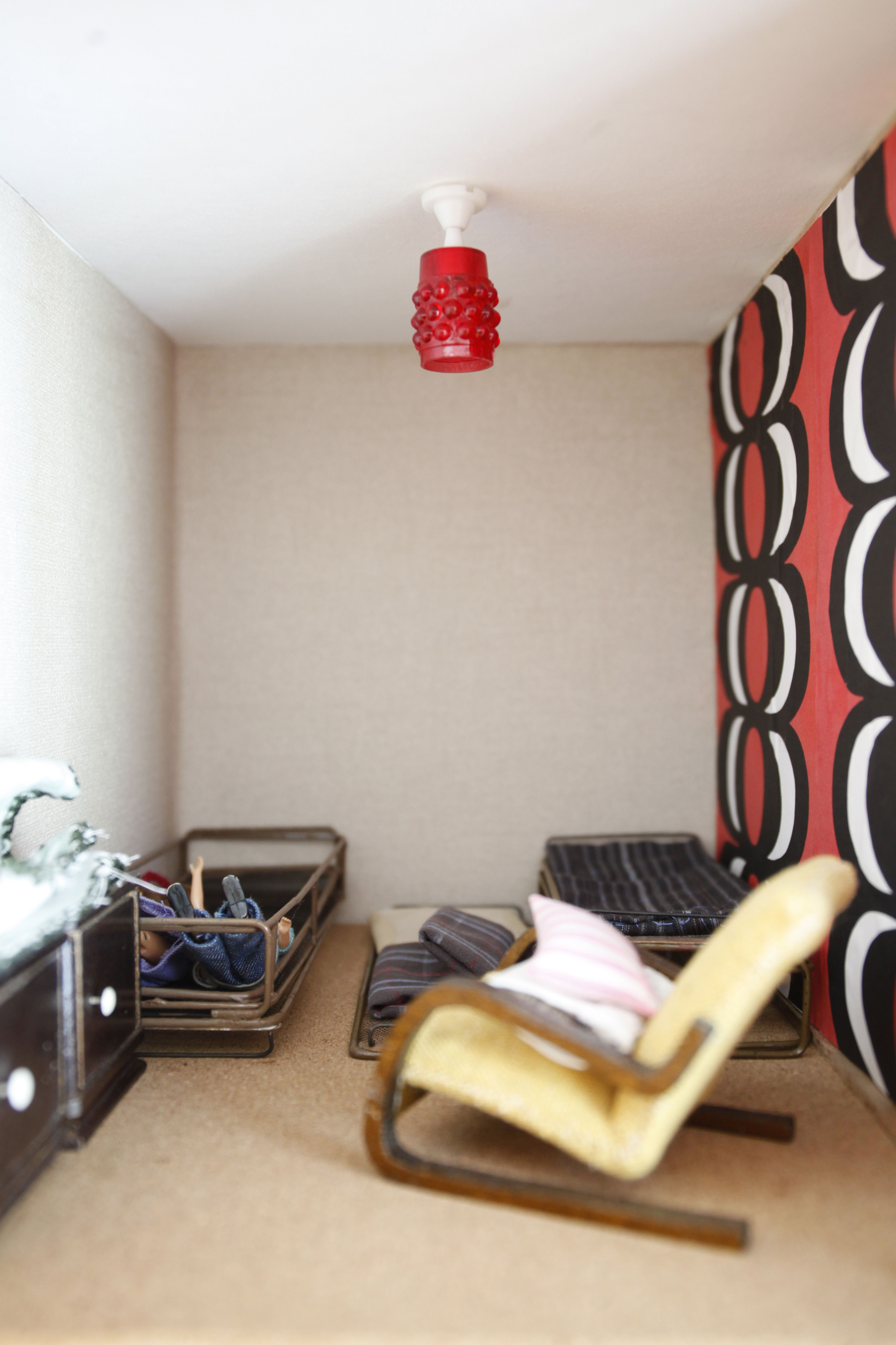 Markuksen ja Kurtin kotiin on yhdistetty viereinen yksiö, jota pariskunta käyttää vierashuoneena. Siellä on kaksi 1950-lukulaista hetekaa vieraspeteinä.