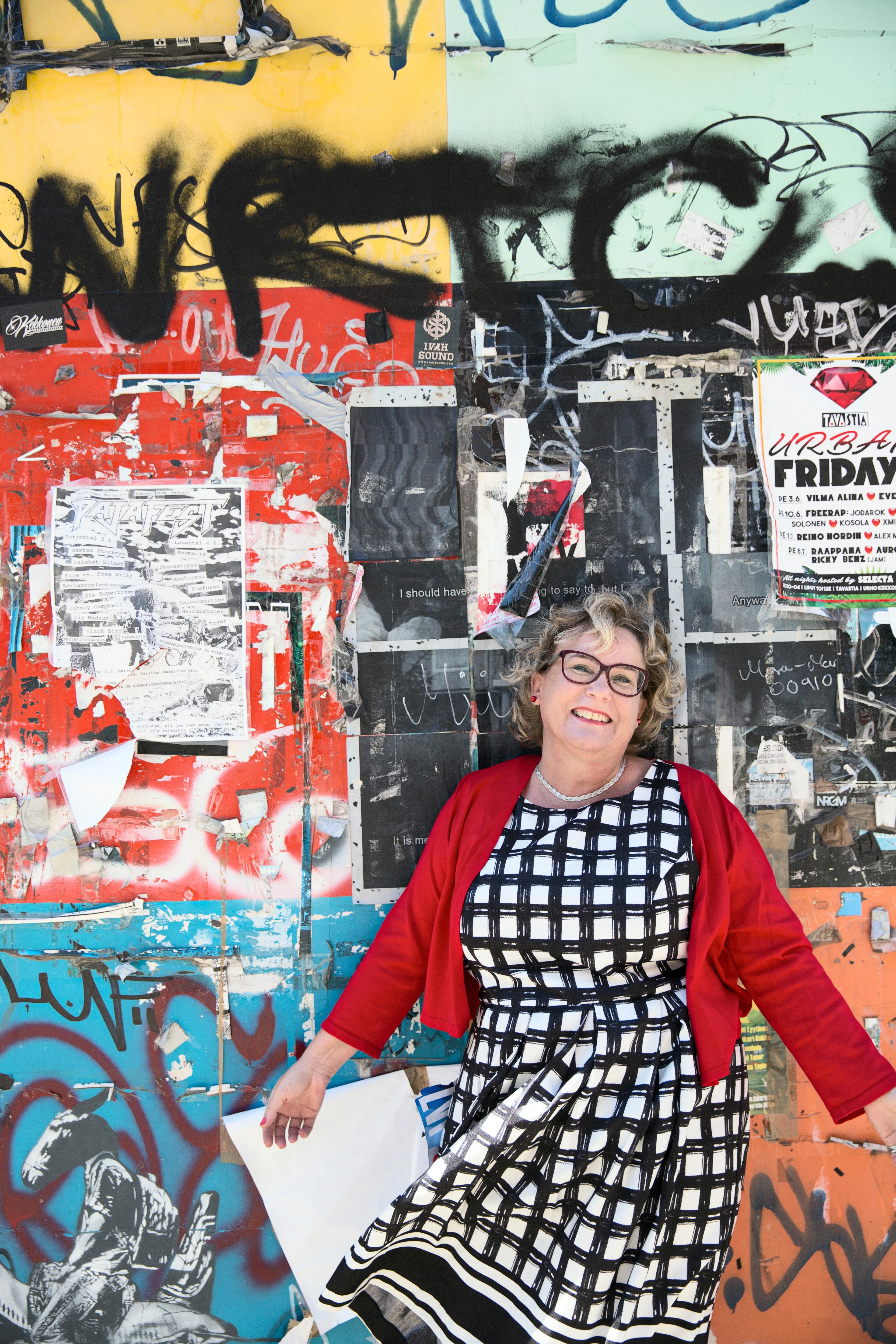 Airi Kähärä muistuttaa, että meillä on varaa auttaa. "Olemme rikkaita. Meillä kaikilla on ruokaa, ja kaikki lapset pääsevät kouluun."