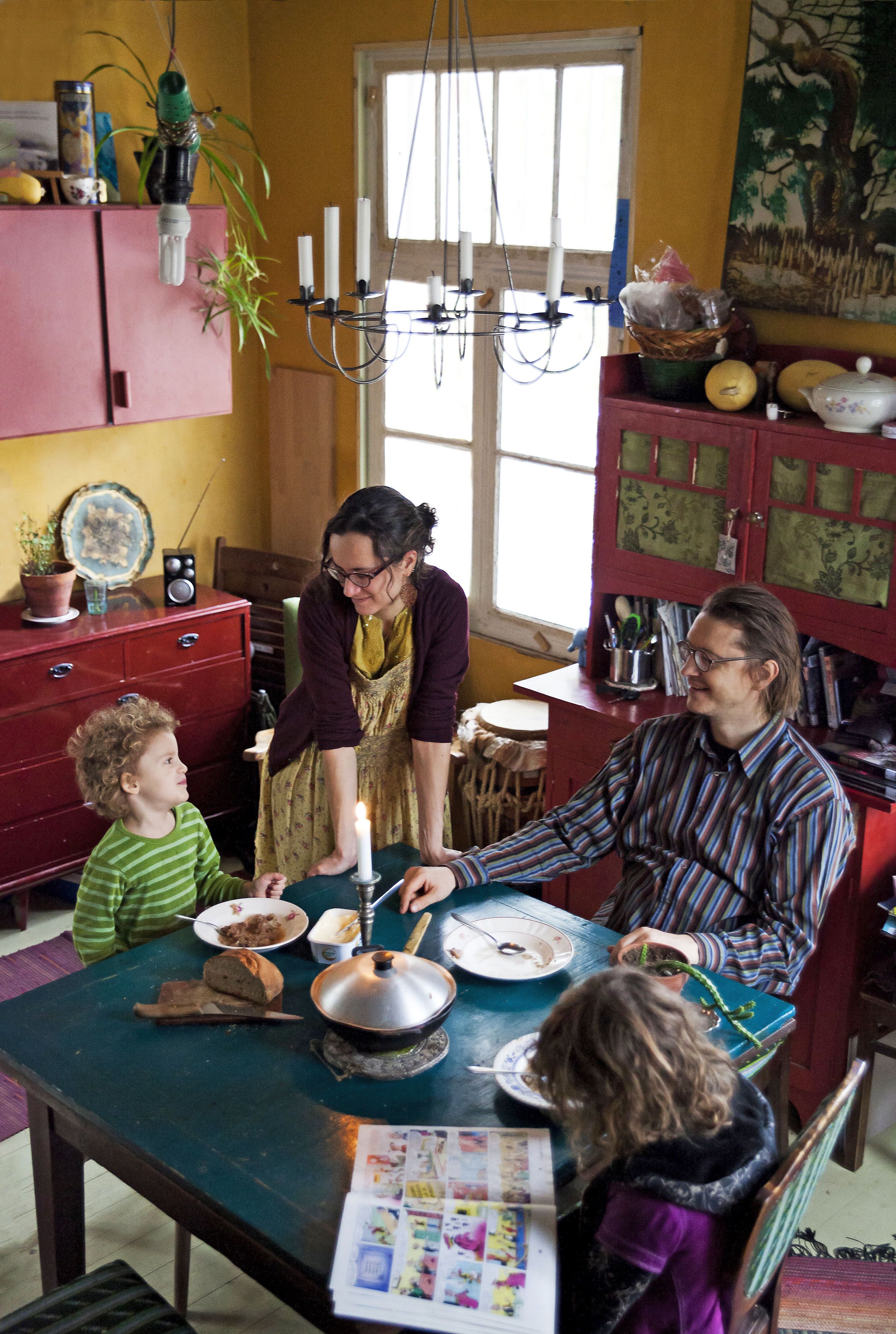 Kuisman, Inkerin, Villen ja Annin koti on vielä kesken mutta jo täynnä tarinoita. Perustuksiin piilotettiin kristallia yhteiseltä Brasilian-matkalta. Omavaraisuus ruuan-, sähkön- ja vedentuotannossa on perheelle tärkeää. Koti lämpiää puulla, ja sähkö saadaan aurinkopaneeleista.
