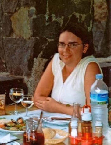 Lotta matkallamme rantaravintolassa Teneriffalla syksyllä 2005. Meren aallot toivat hänen mieleensä isän.