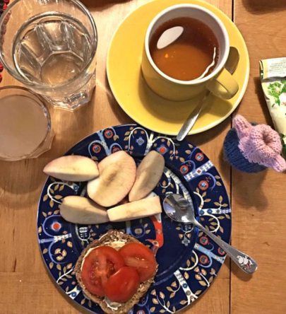 Keitetyt munat kuuluvat aamuun. Äitini neuloi pinkin villapaidan munaa lämmittämään.