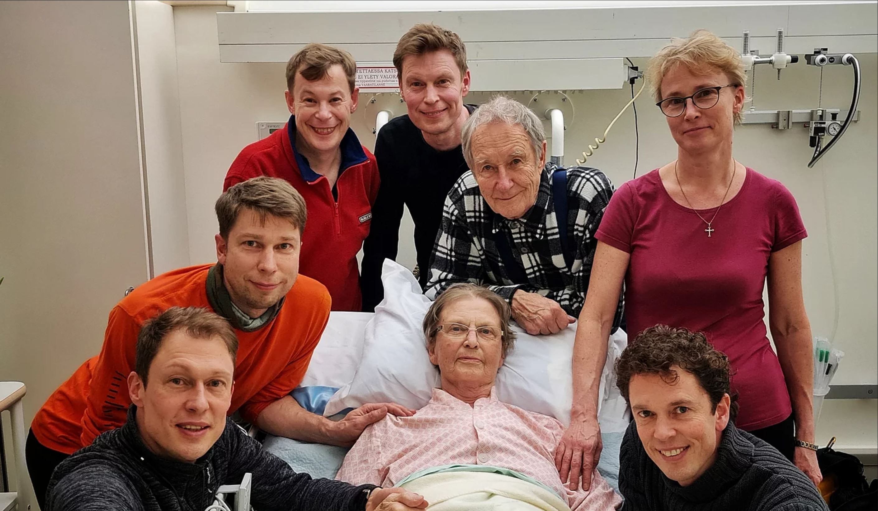 Lauantaina 23.1.2021 koko perhe kokoontui Ritva-äidin luo sairaalaan, äiti oli siirtymässä saattokotiin. Kukaan ei arvannut, että alkaisikin isän viimeinen viikko. Kimmo-isä hymyilee äidin takana. Kuvassa Ritvan ja Kimmon lapset Jarkko (alh. vas.), Aarne, Jukka, Juho, Marja ja Marko.