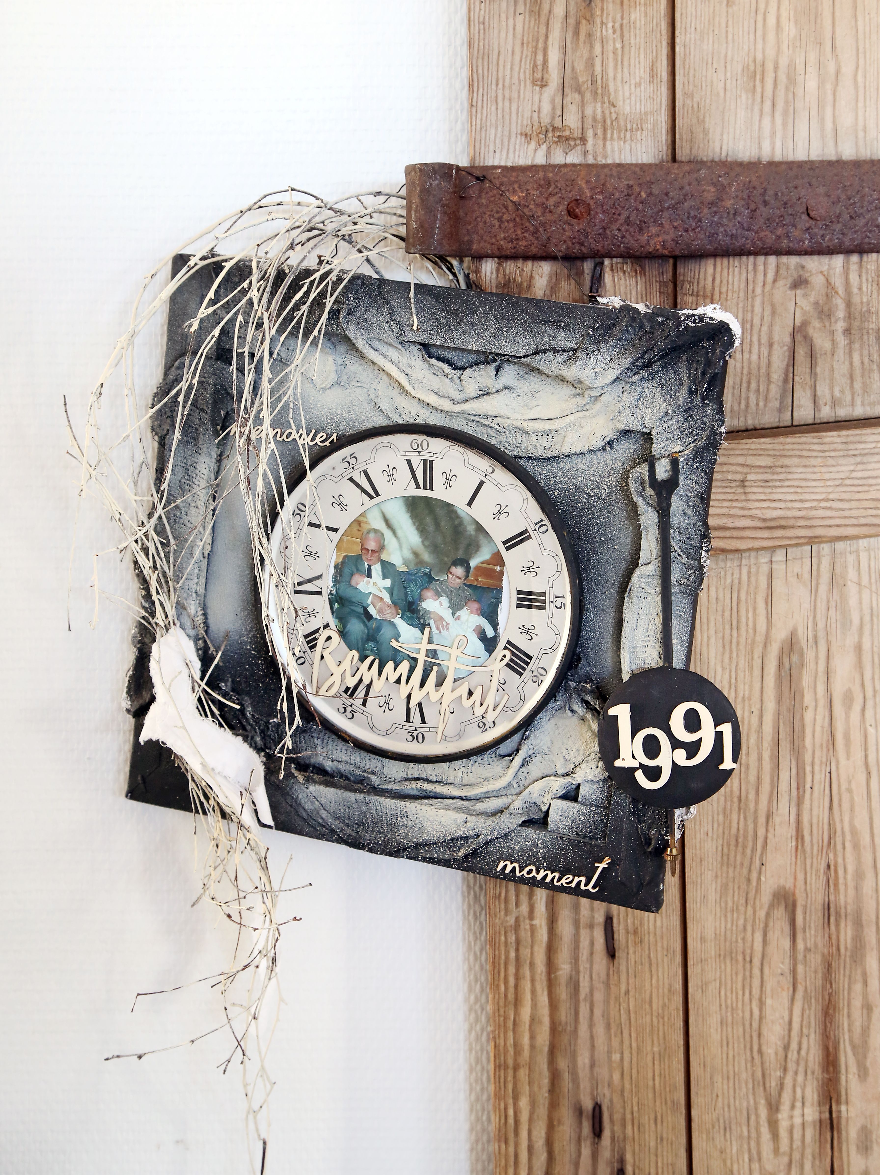 Vanhan kellotaulun keskellä on kuva Lenan vanhemmista Lenan kolmosten ristiäisissä vuonna 1991. 