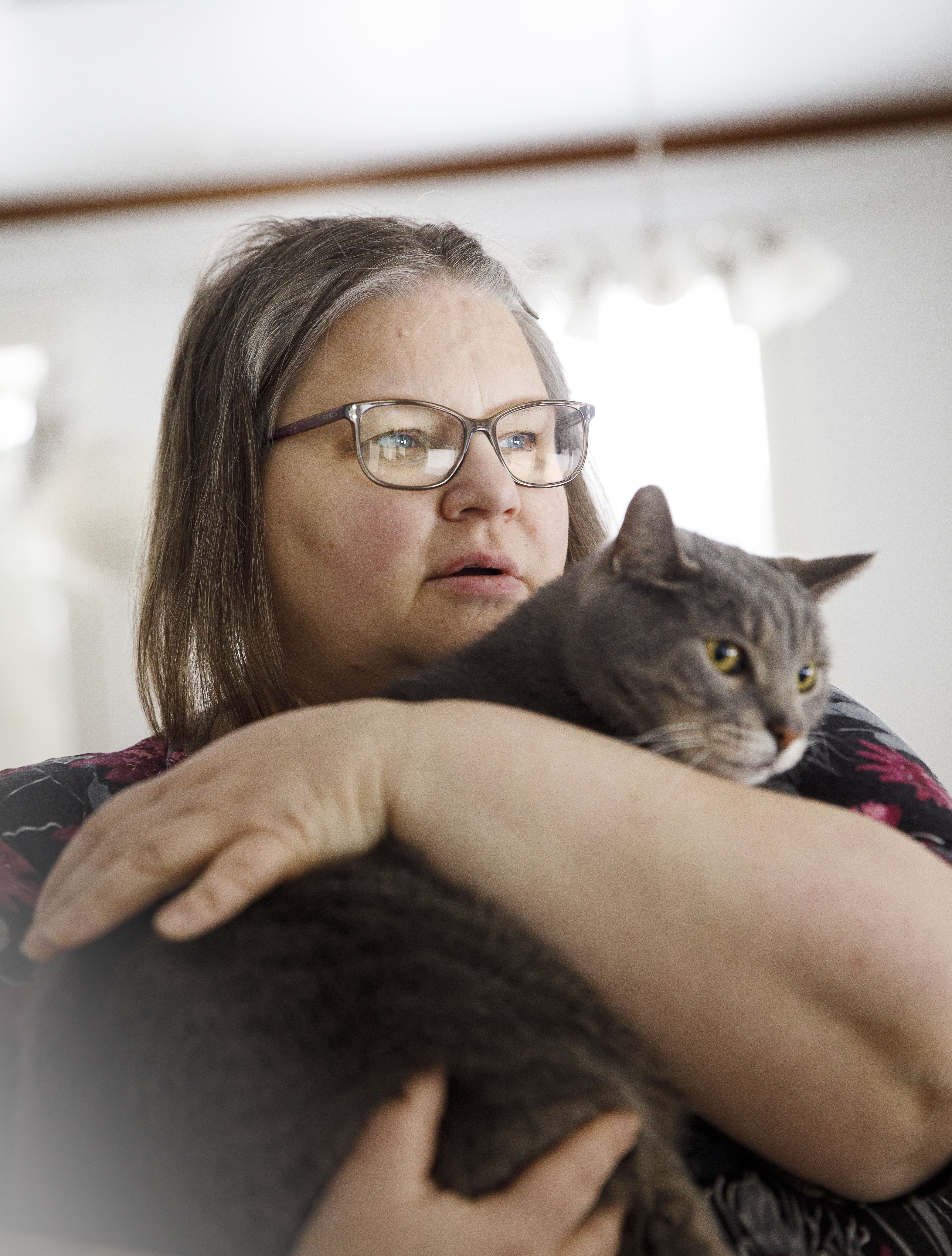 Mervin kaksi kissaa ovat hänelle tärkeitä perheenjäseniä. Ne nukkuvat vieressä ja makailevat sohvilla. 