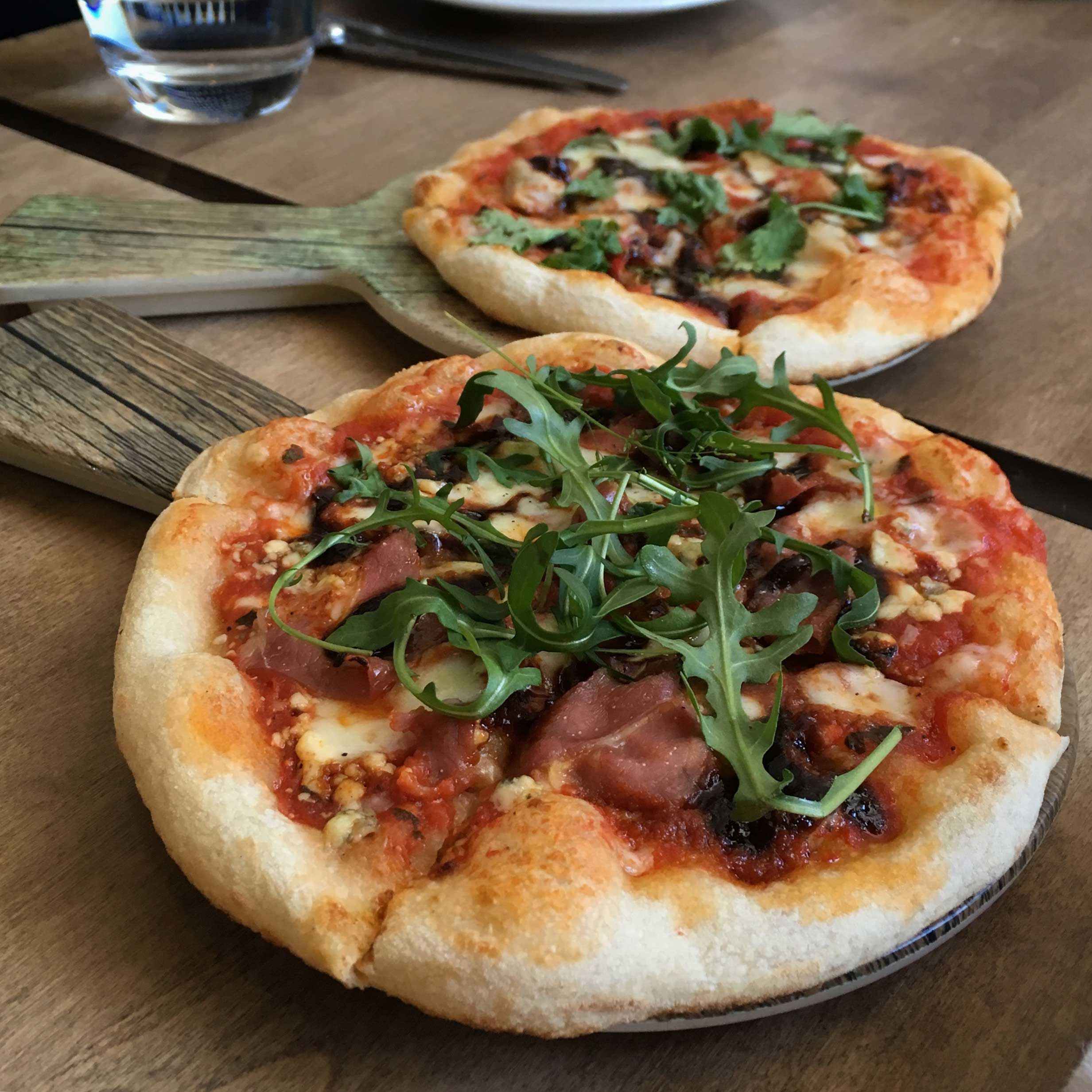 Pitsan salaisuus? Taikinan tuplakohotus ja italialainen tomaattisoosi.