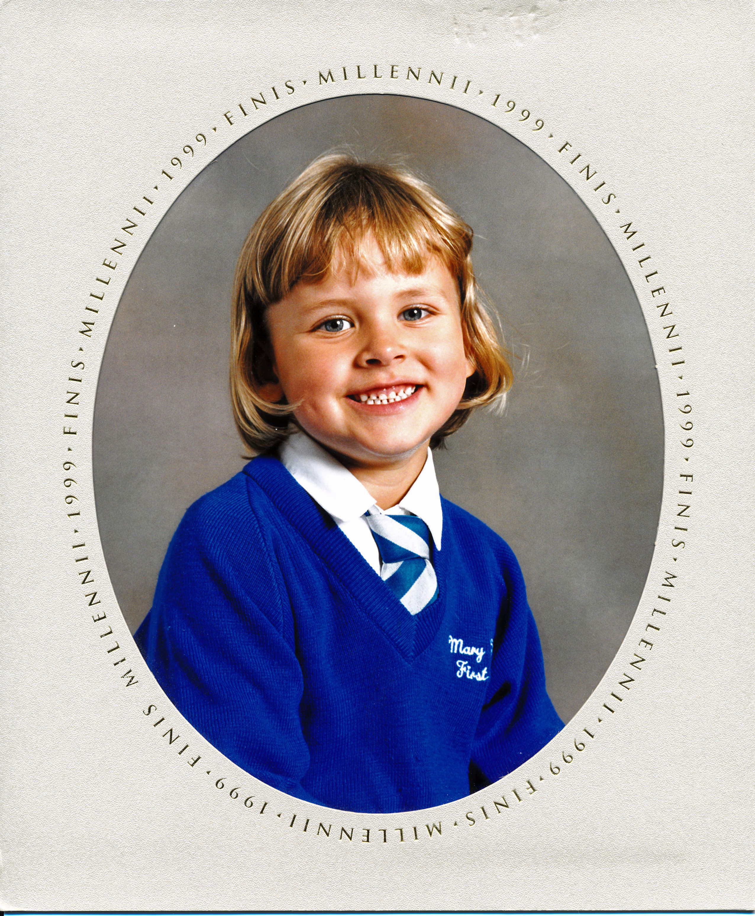 Sara kävi koulua Englannissa.