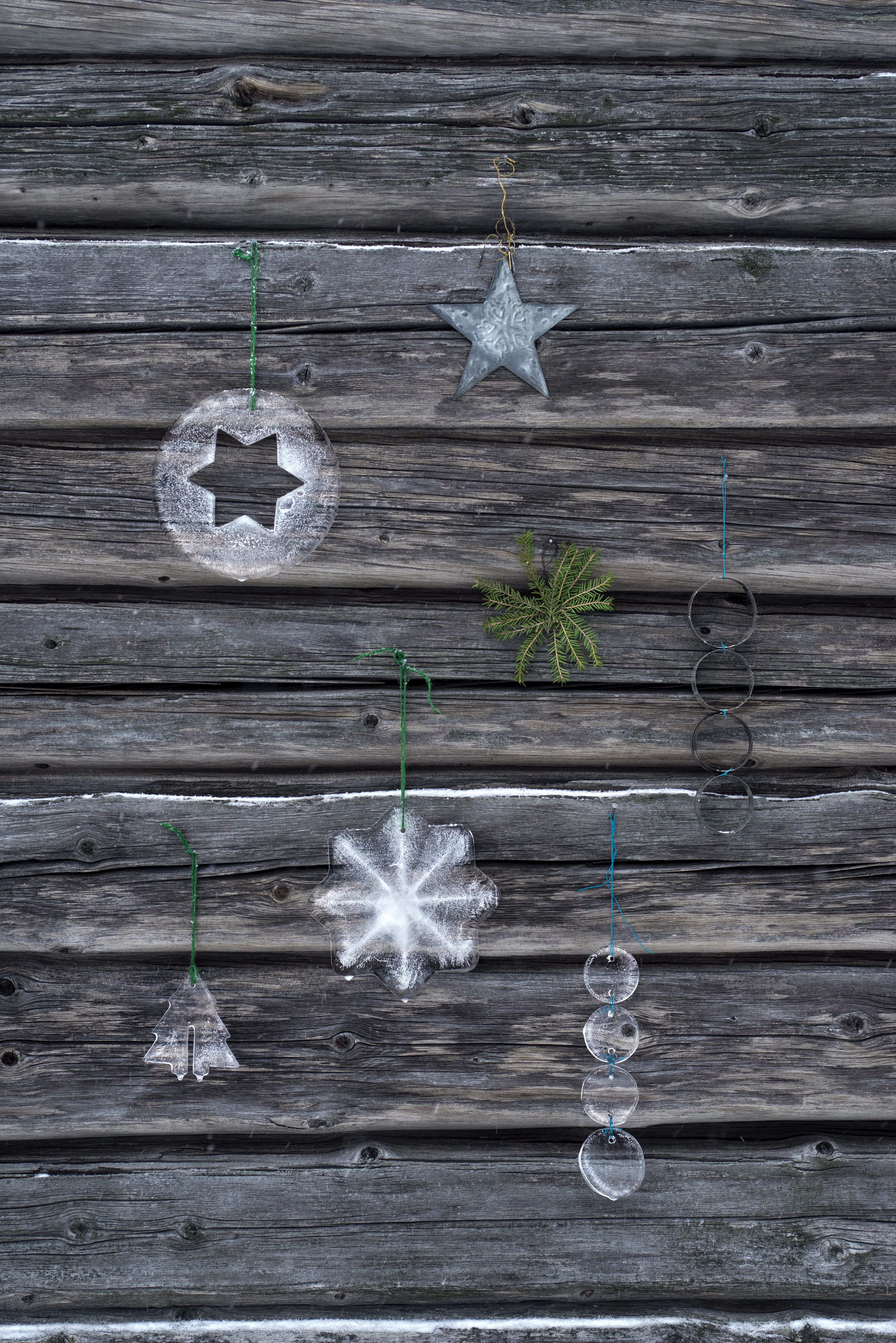 Roikkuvat koristeet ovat kauniita ladon seinustalla tai vaikkapa parvekkeen reunalla. Joukkoon sopivat peltiset joulukoristeet ja ikivihreät havut.