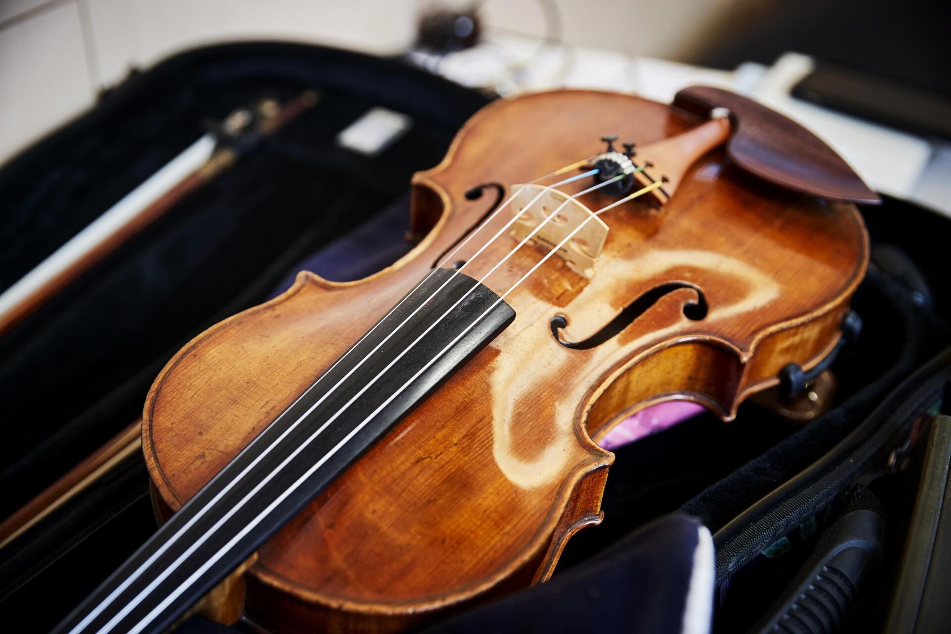 Mikaelan viulu on valmistettu 1700-luvulla, ja se on satojen tuhansien eurojen arvoinen. Viulu on lainassa Satu, Eija ja Tuija Rajamäen soitinsäätiöltä.