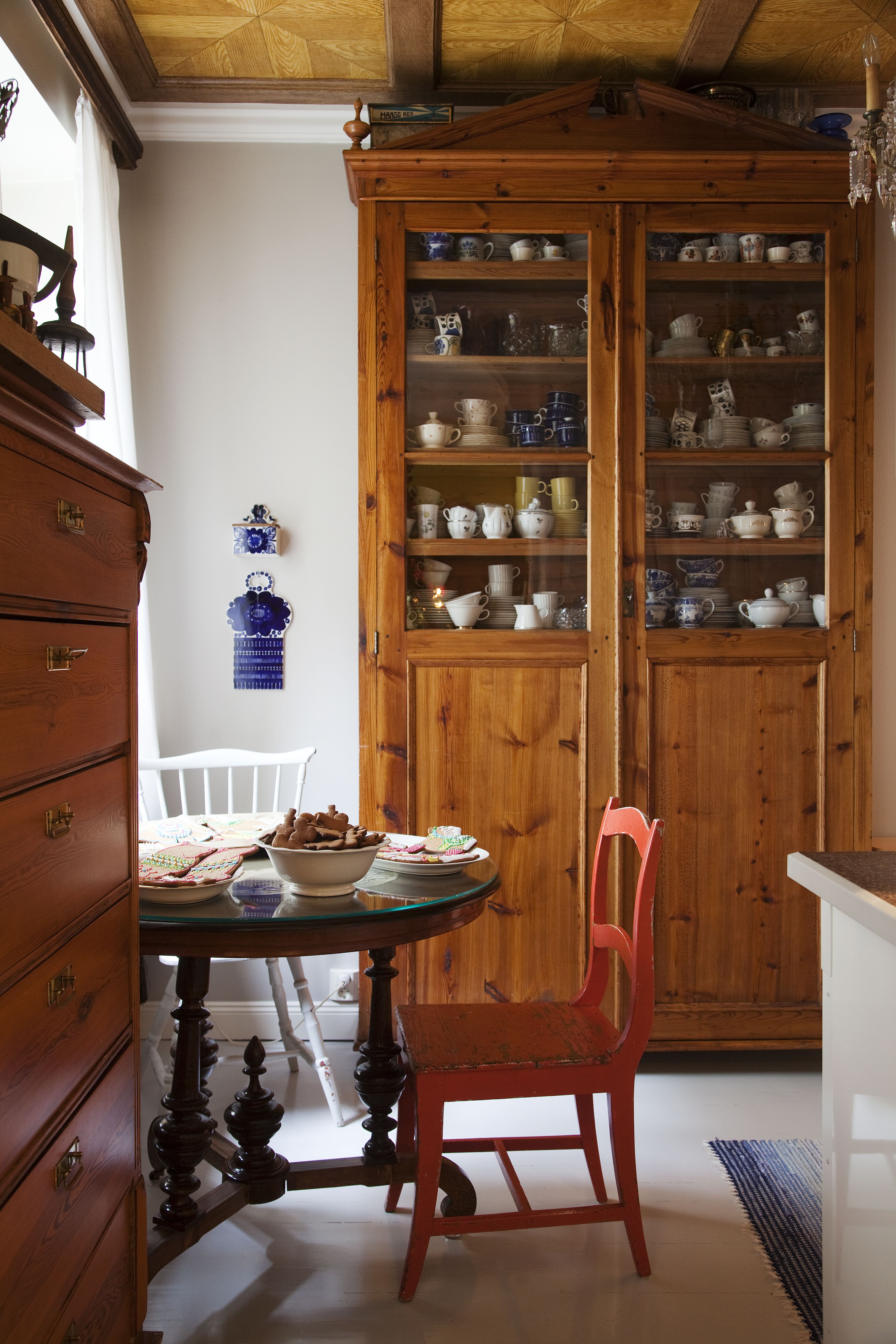 Kirpputorilta löytynyt astiakaappi on täynnä vanhoja astiaaarteita.