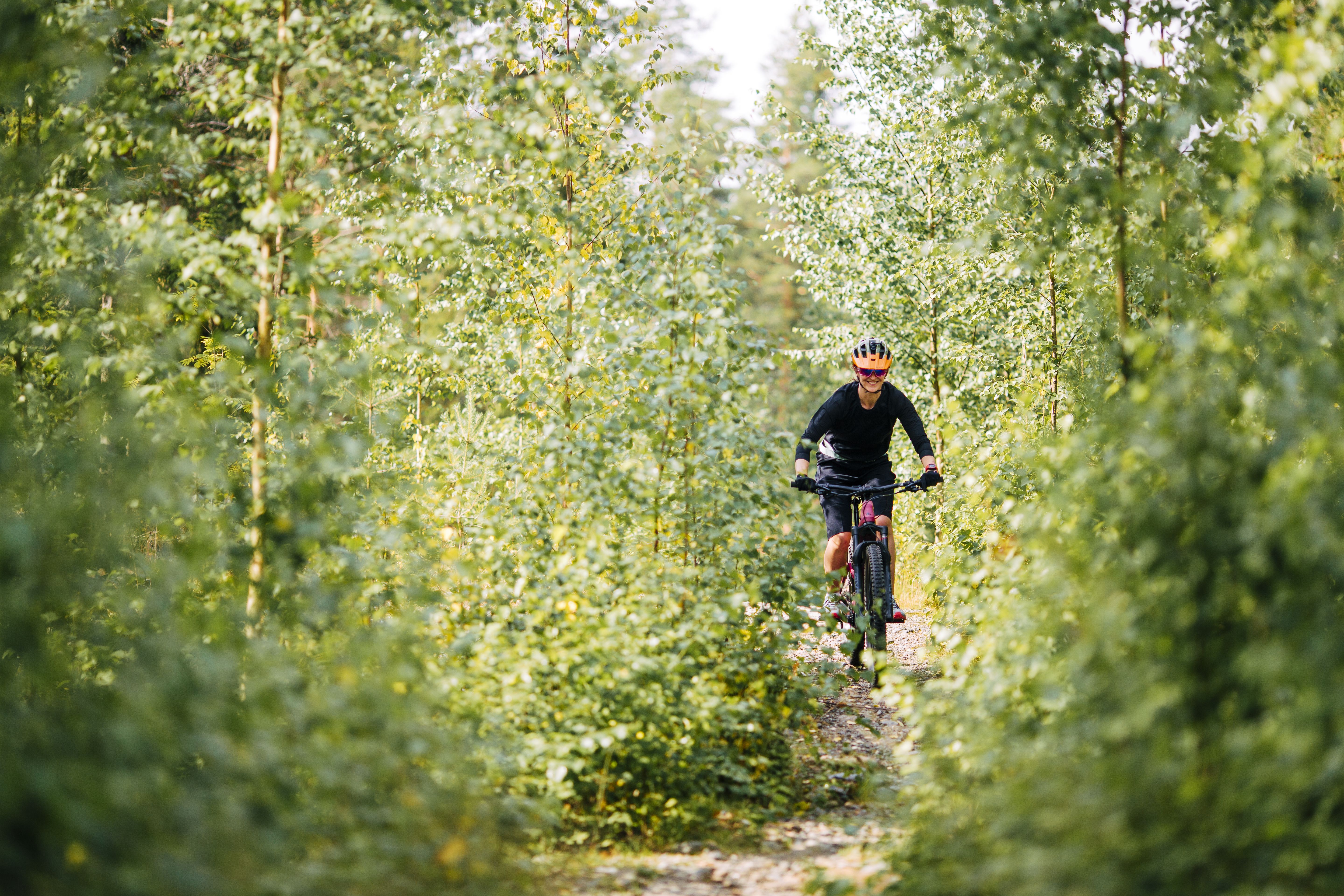 "Olen käynyt kursseilla opettelemassa ajotekniikkaa ammattilaisen kanssa," Laura sanoo.