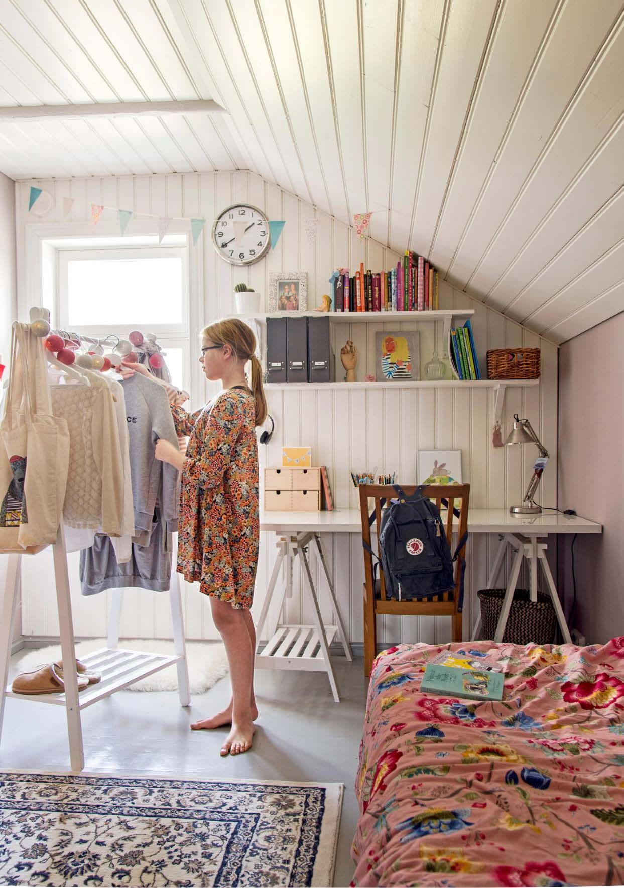 Venlan huone on yläkerrassa mansardikaton alla. Lempivaatteet ovat kätevästi esillä rekillä.