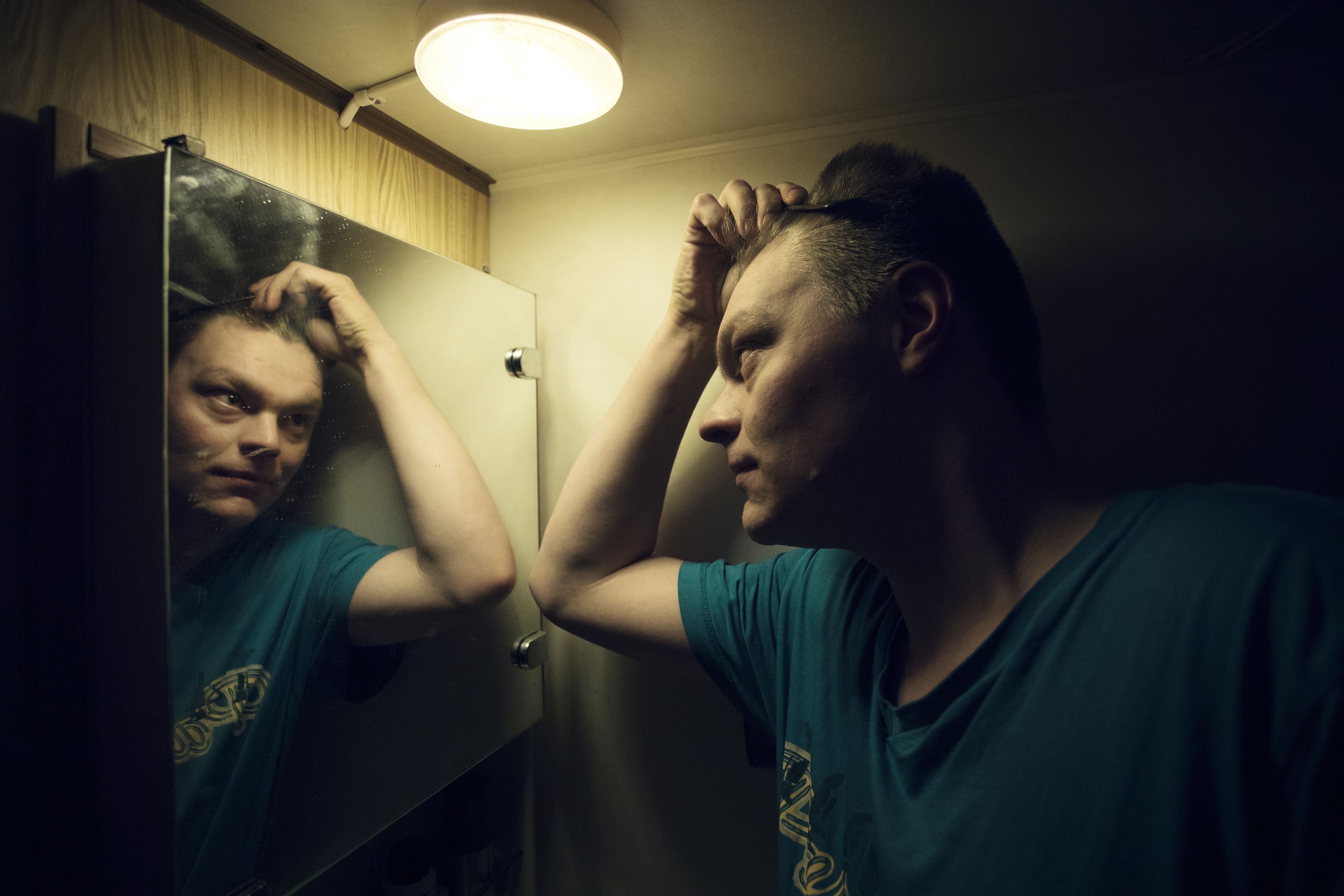 Aamulla ennen seitsemää Ville lähtee pian töihin.