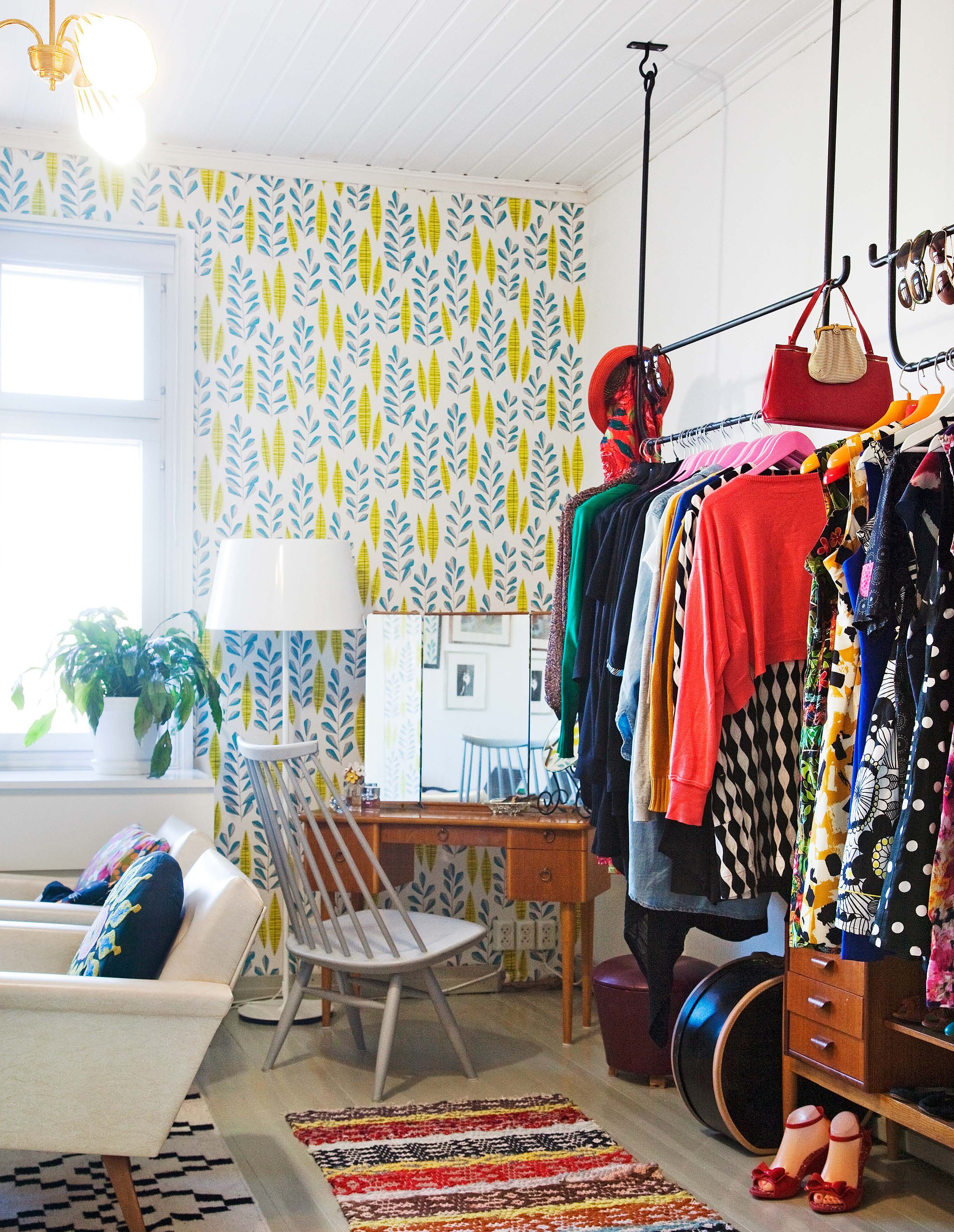 Vanhoissa taloissa on usein pulaa säilytystilasta. Karita teetti sepällä kattoon kiinnitettävät vaatetangot. Ilmari Tapiovaaran Mademoiselle-tuoli on mieluisa löytö.