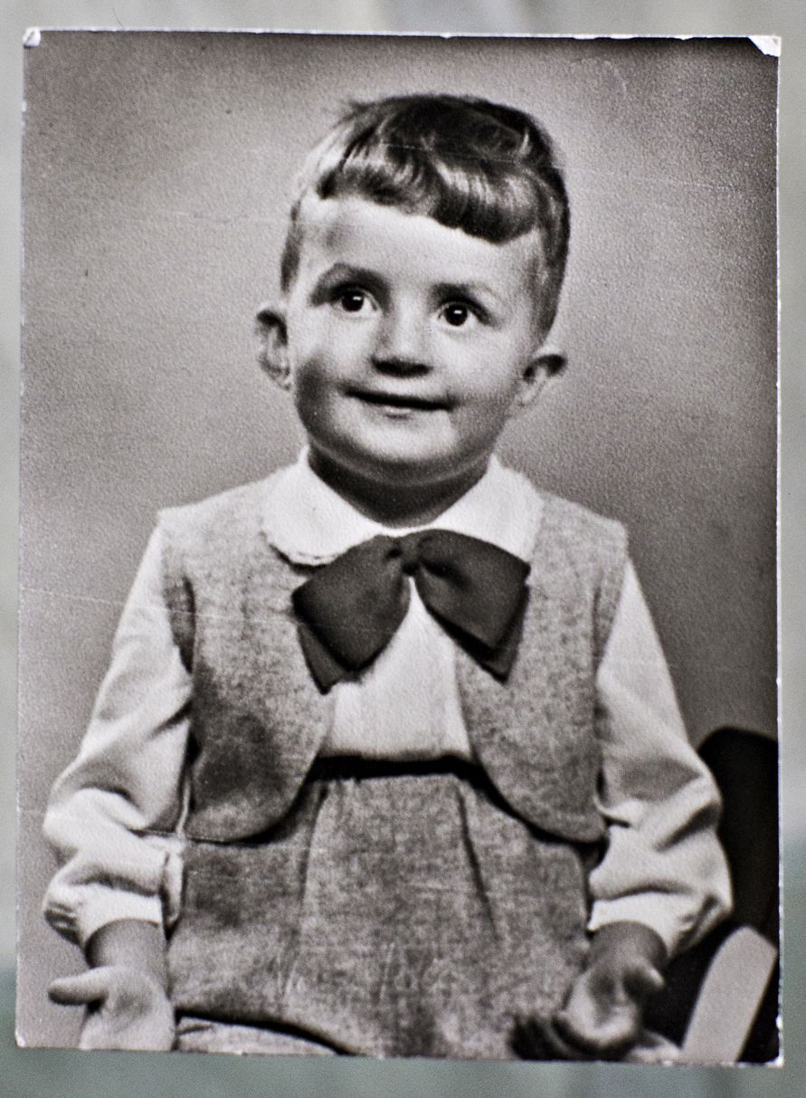 Jari on kuvassa kaksivuotias ja päässyt juuri sairaalasta.