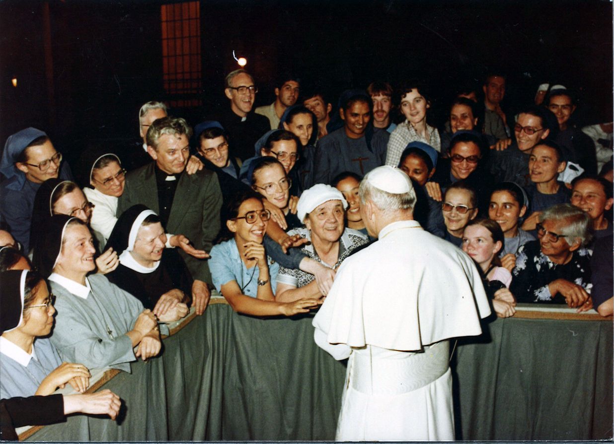  Leilan äiti (keskellä) tuli katsomaan, kun tytär antoi luostarilupauksen. "Hän onnistui tervehtimään paavi Johannes Paavali II:a."