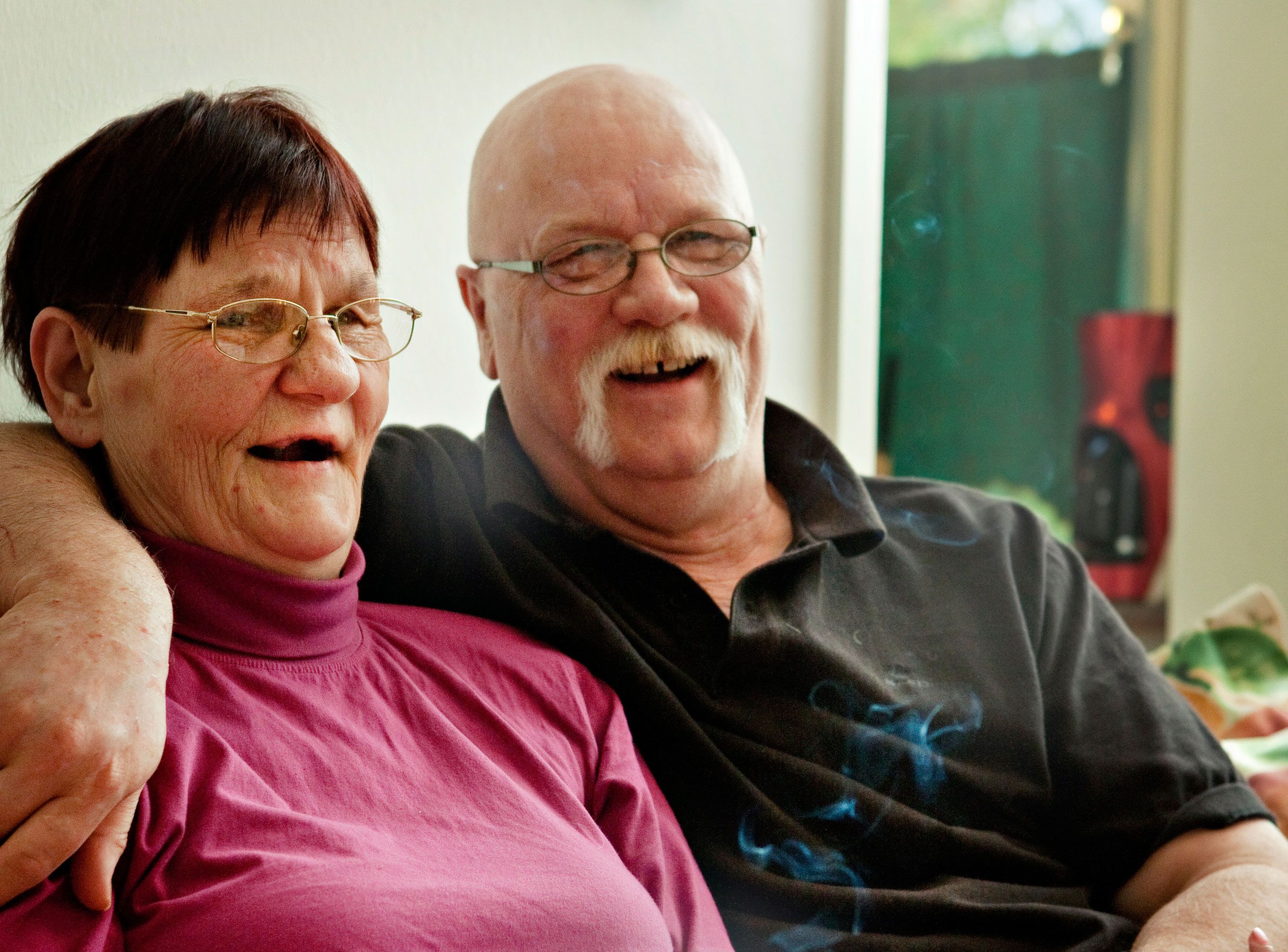 Olohuoneen ikkunasta Meile ja Sergei tarkkailevat ohikulkijoita. "Tätä me tehtiin kadullakin. Arvosteltiin kävelytyylejä ja naureskeltiin itseksemme."