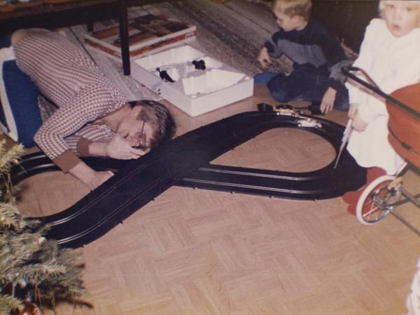 Muistan yhä nämä hittilahjat: isoveljelle autorata, minulle punaiset nukenvaunut. Vuosi on ehkä 1986.