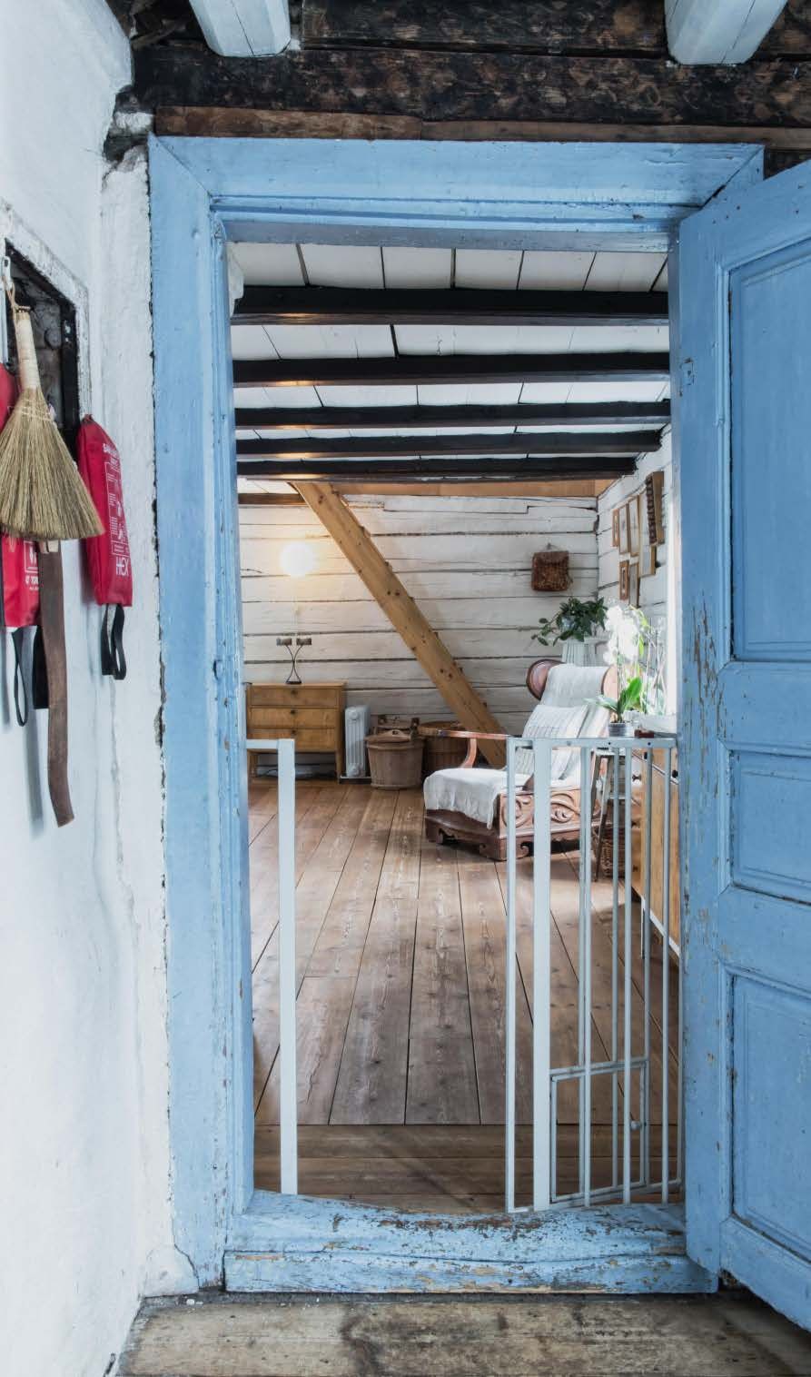 Alakerran olohuoneen kynnyksen yli on astunut monta sukupolvea. 