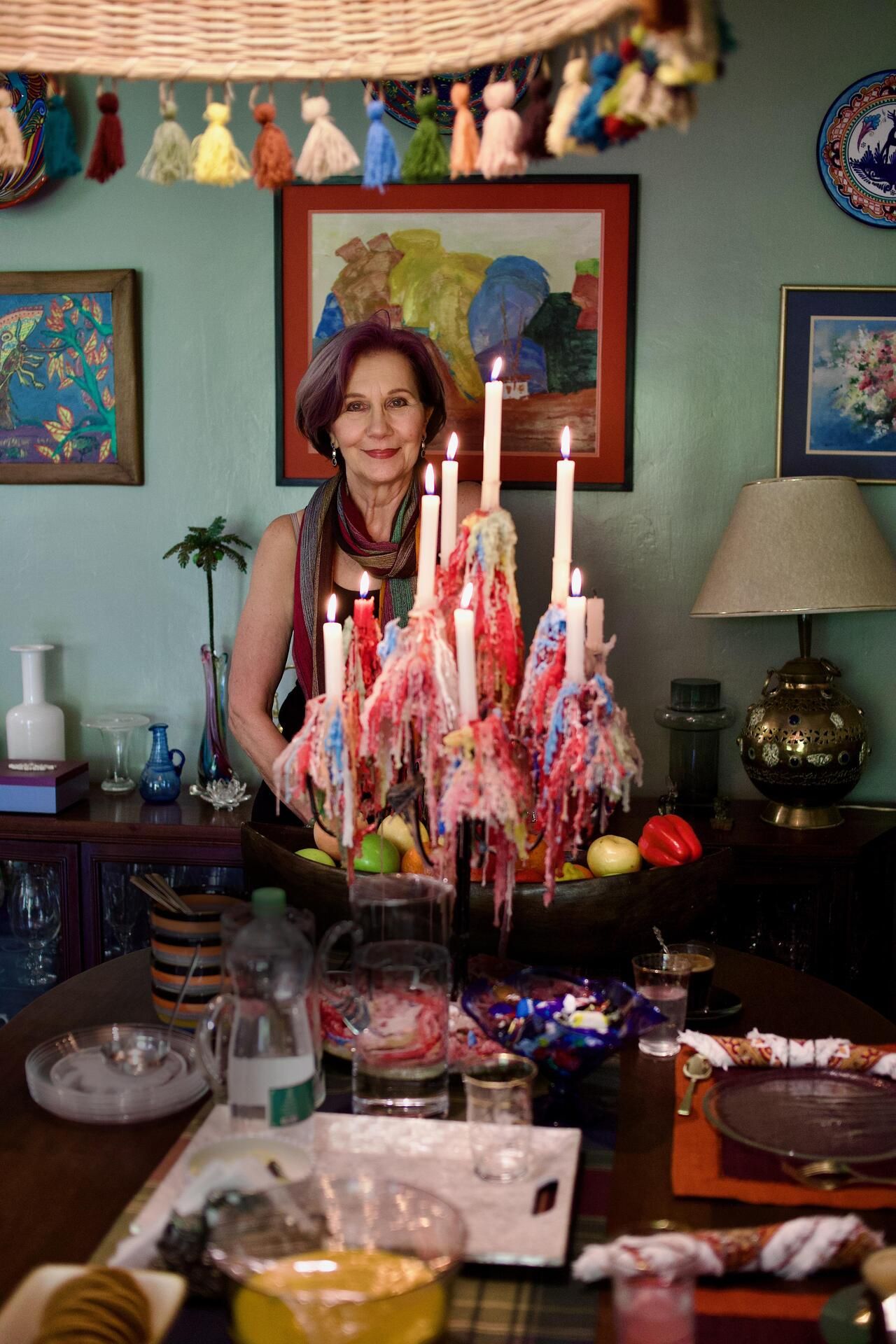 Rakastan kokkaamista, ruokaa ja vieraita. Kynttilänjalkoja varten etsin aina huonoja, valuvia kynttilöitä.