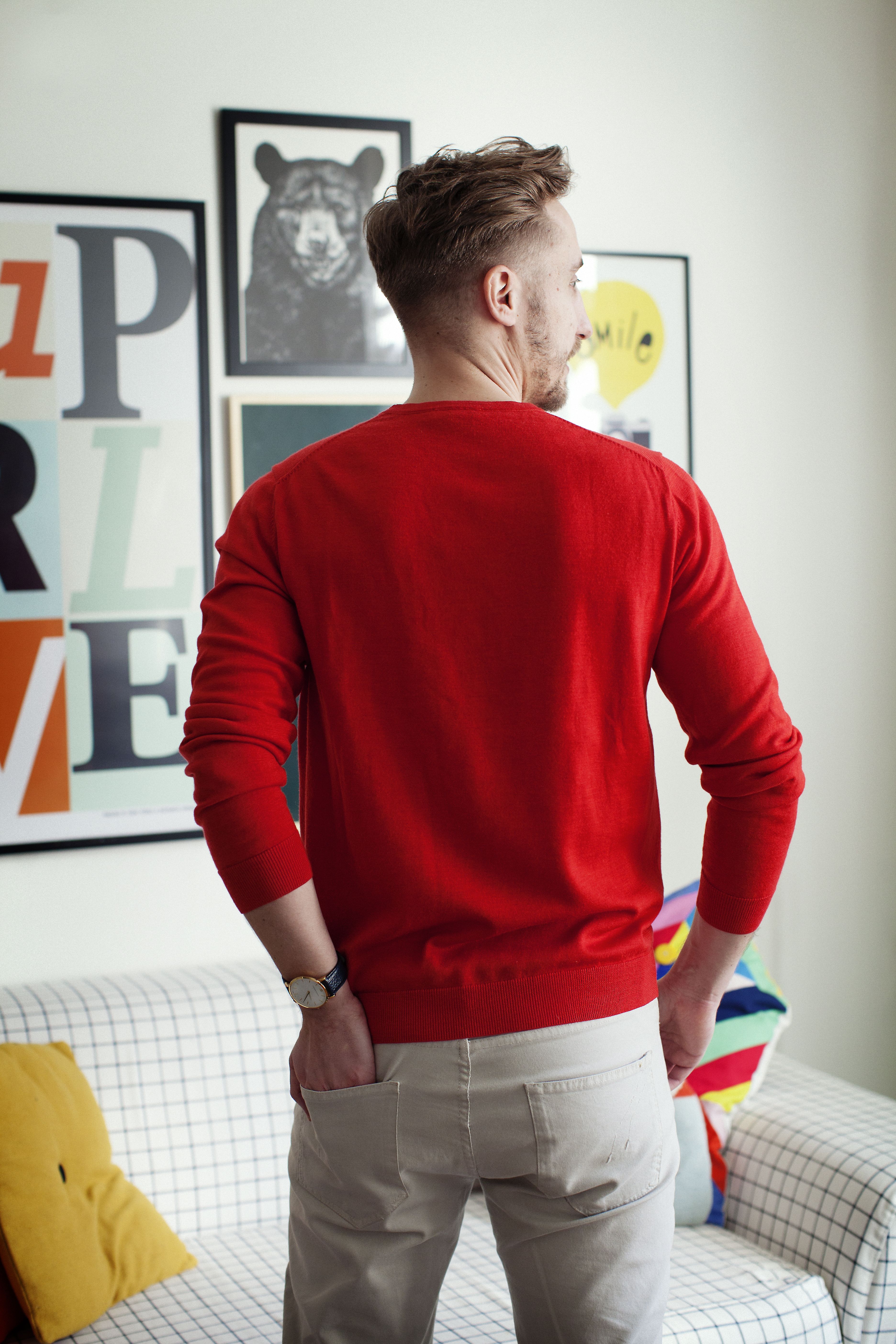 Kirkkaanpunaisen kanssa sopii hillitty alaosa. Kello näkyviin ja tukka hyvin, muuta ei tarvita.