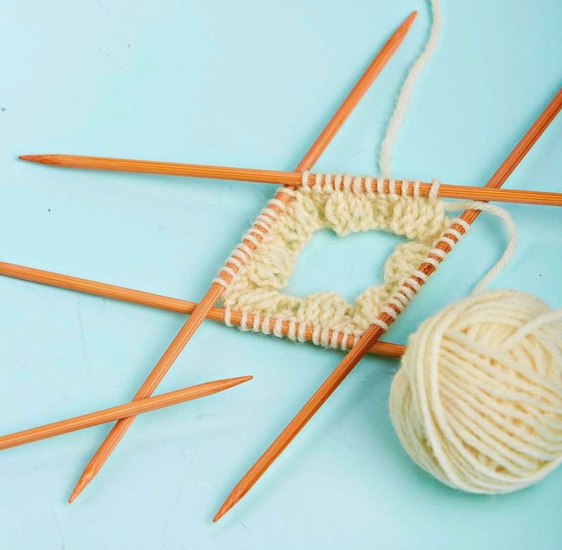 Luo silmukat ja jaa ne neljälle puikolle niin, että jokaisella puikolla on 12 silmukkaa.