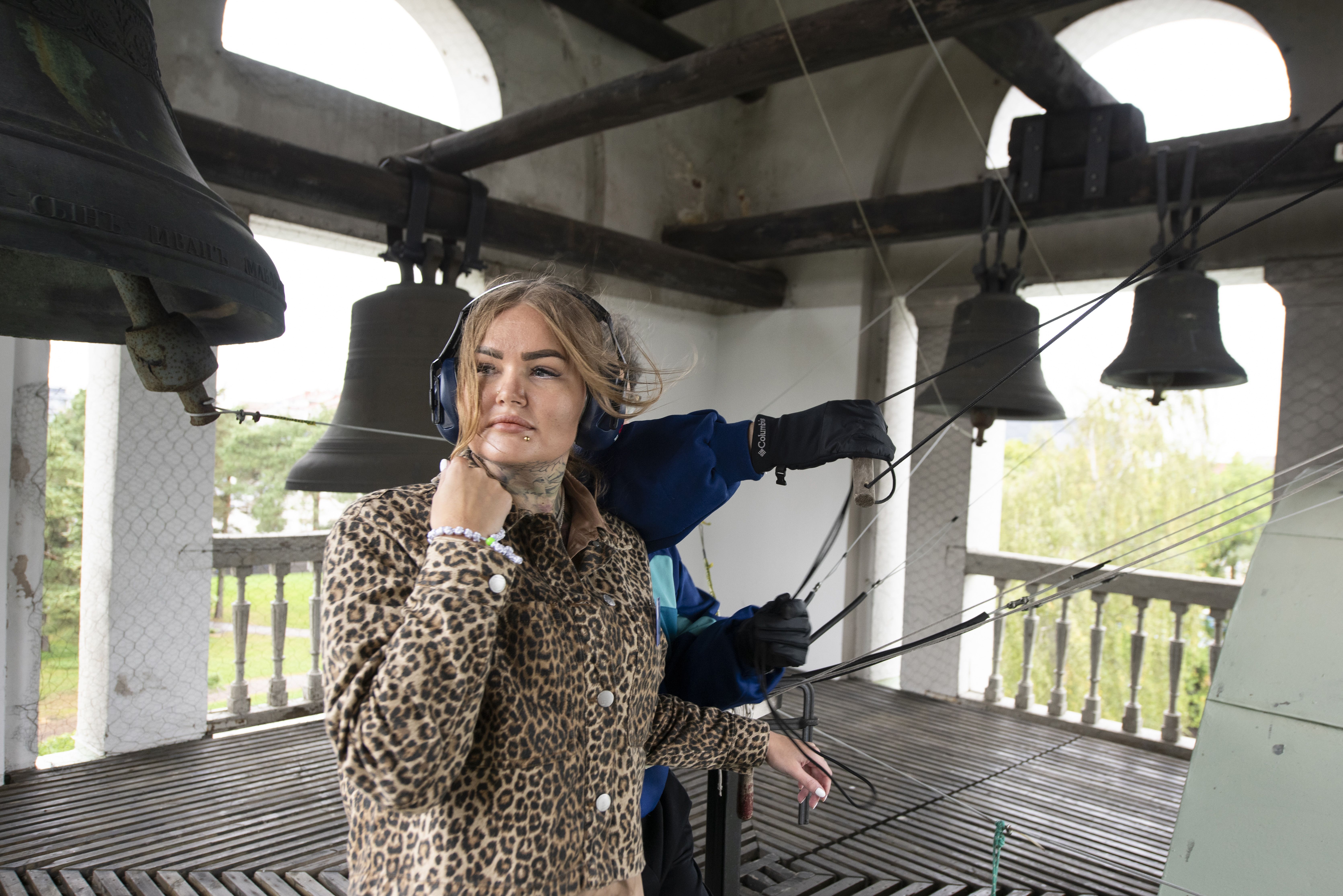 Sarianna pääsee välillä avustettavan mukaan soittamaan kirkonkelloja. ”Kerran teimme reissun Heinäveden luostareihin.”