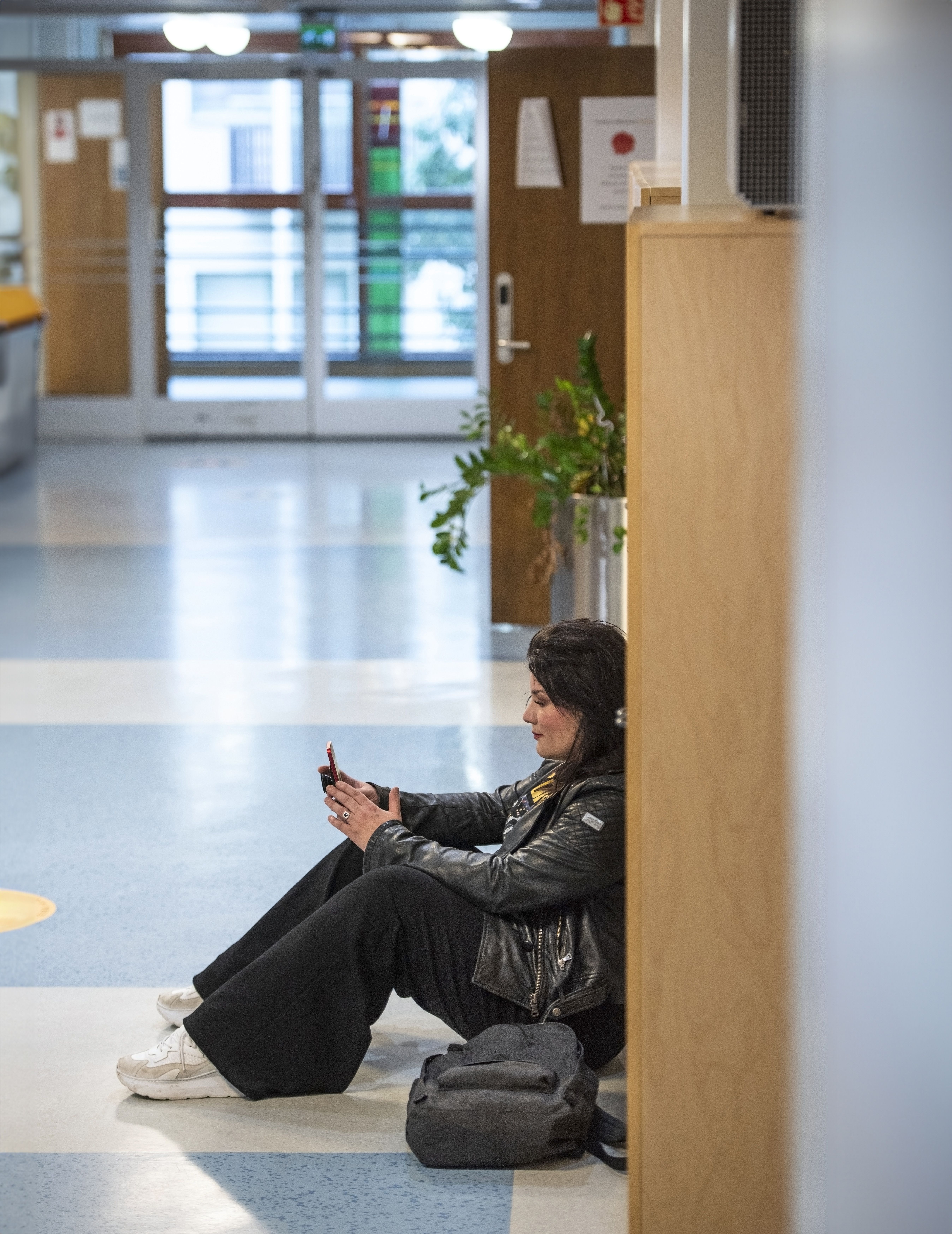 Opiskelua helpottaa Hannan kyky keskittyä. Hän on tehnyt läppärillä koulutehtäviä päiväkodin eteisessä ja Hoplopissa samalla, kun lapsi leikkii.
