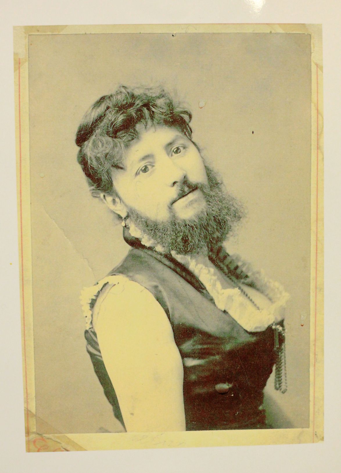 Parrakas nainen -bändi sai nimensä kuvasta, jonka Susanna Rapinojan isoäidin isä toi Amerikasta Hailuotoon 1800-luvul la. Kuva on ostettu sirkuksesta, jossa parrakas nainen esiintyi.