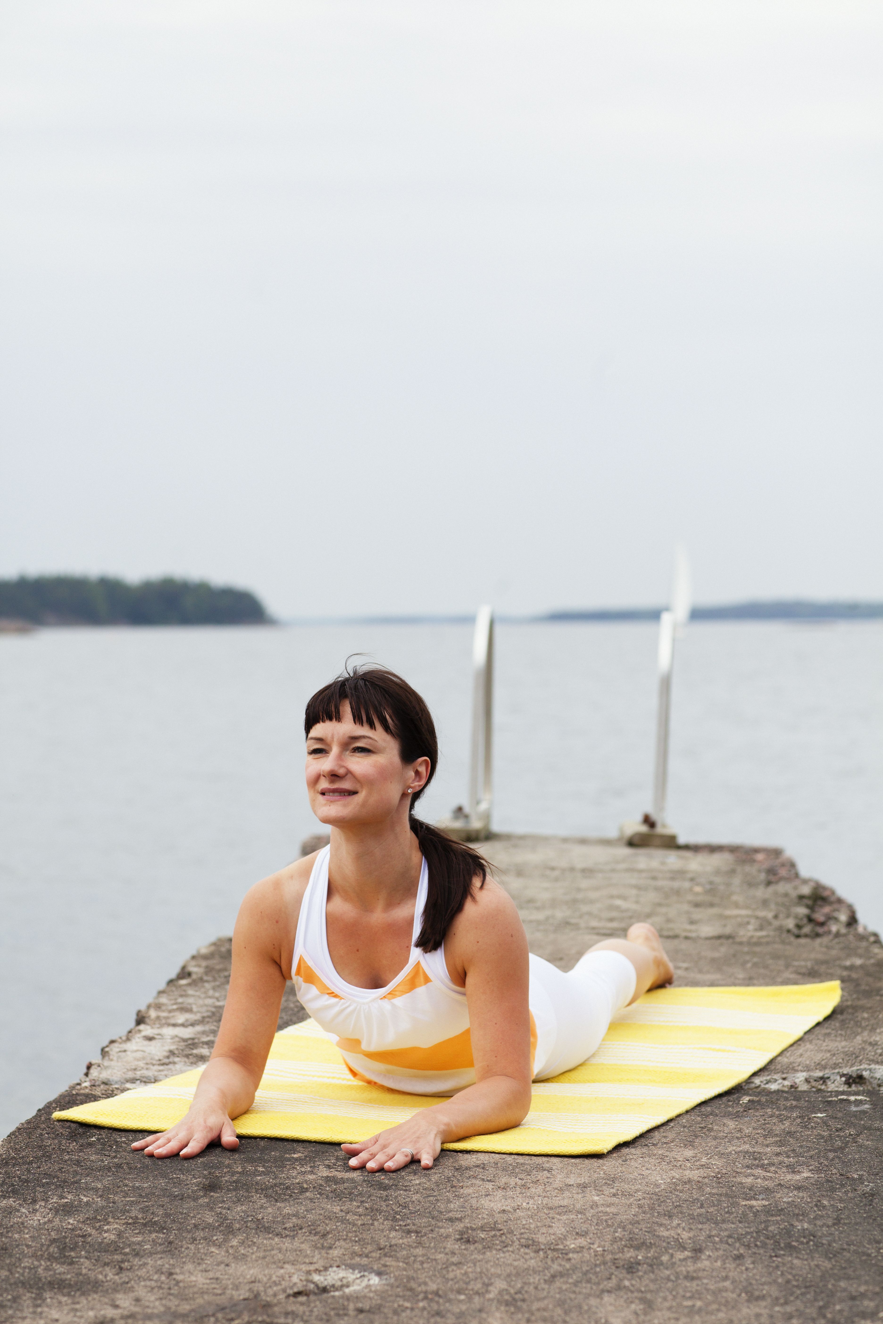 Vatsalihakset venyvät, kun nostat ylävartaloa rauhallisesti ylös.
