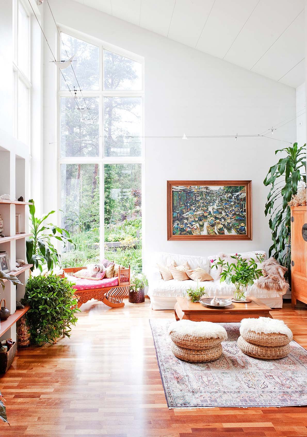 Olohuoneesta näkee vehreään puutarhaan.