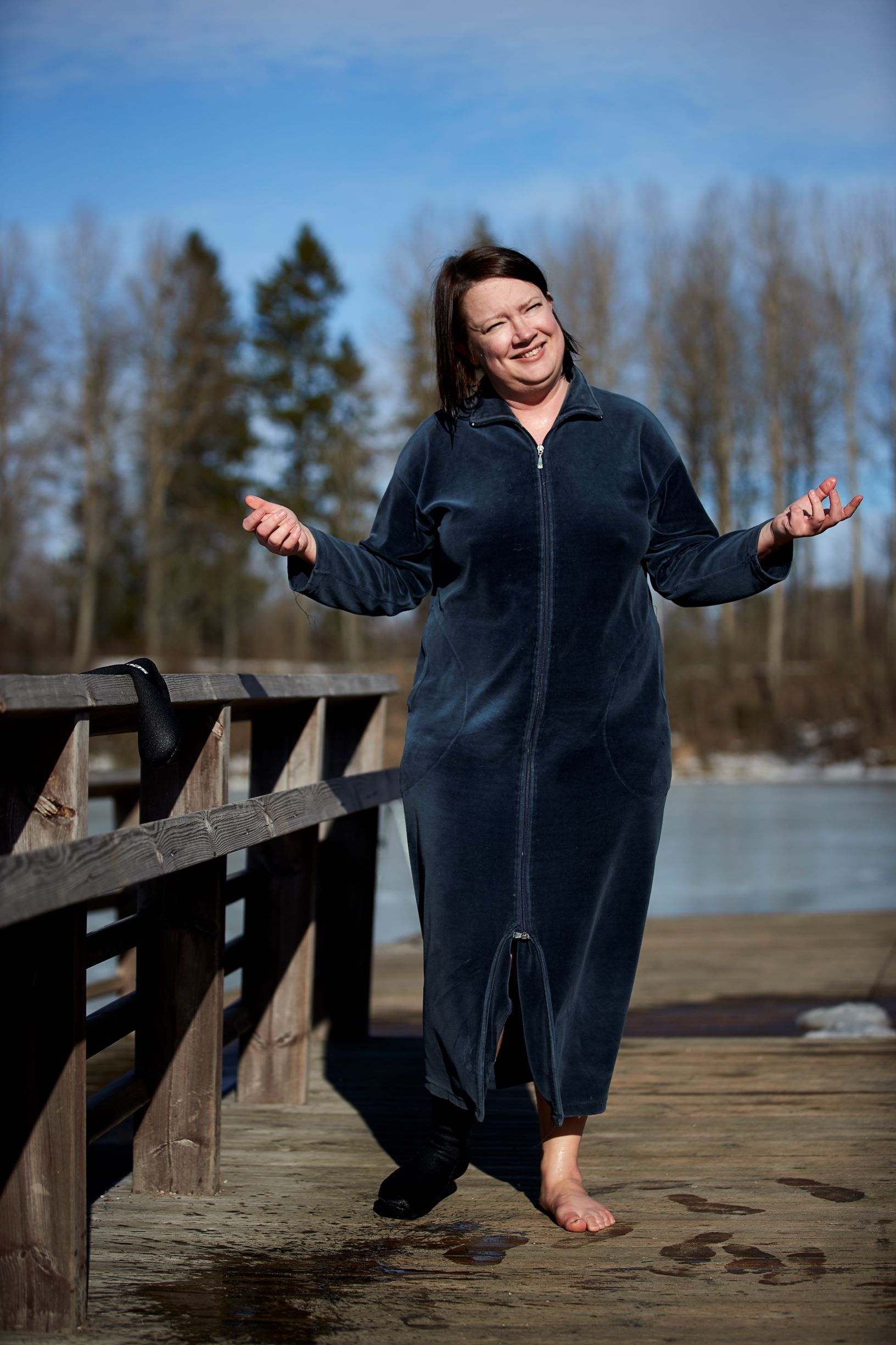 Auli rakastaa tunnetta, joka tulee hetki avannosta nousemisen jälkeen. Illalla kotona kinataan lasten kanssa koiran ulkoiluttamisesta, tehdään lettuja ja mennään vähän liian myöhään nukkumaan.