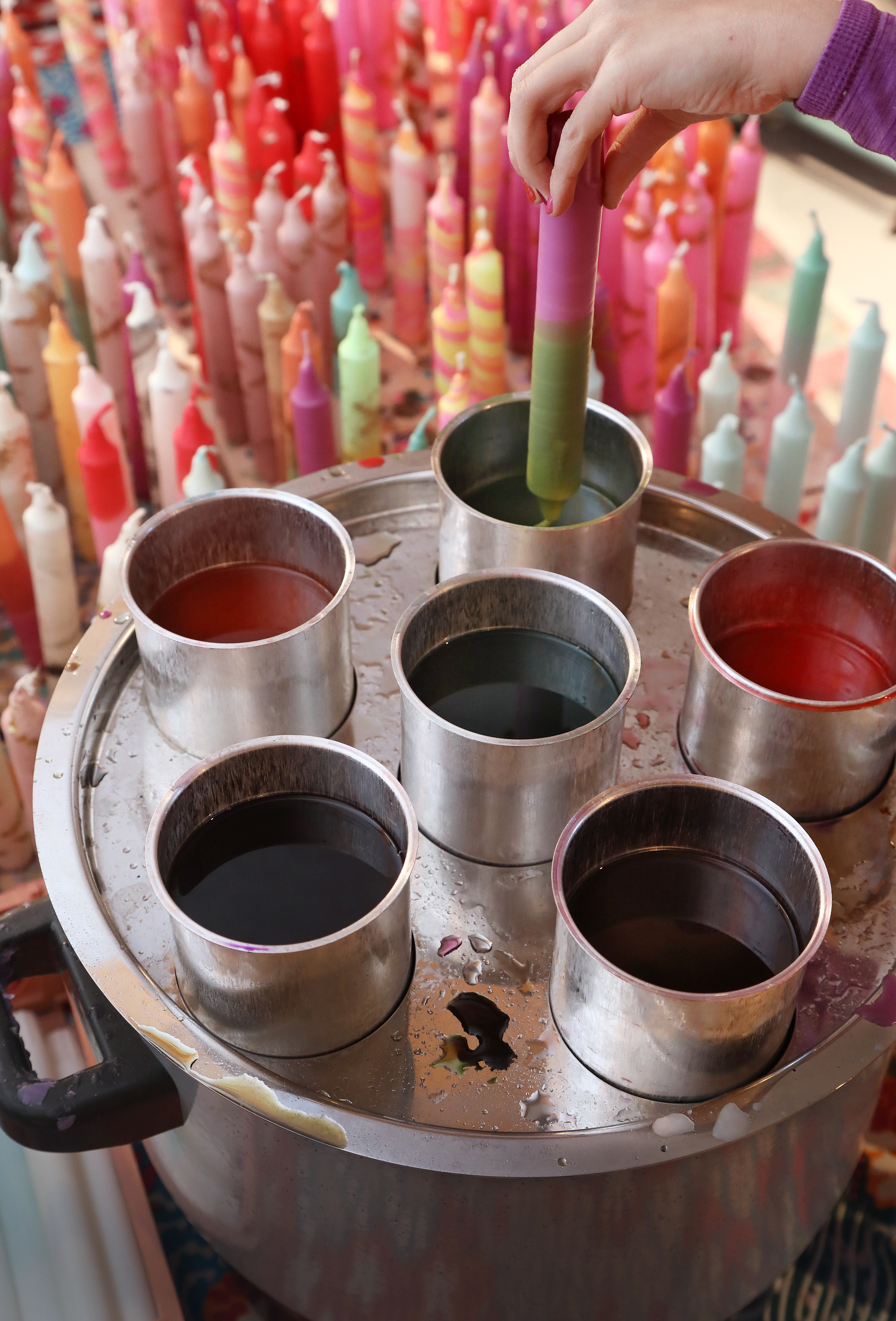 Mersia aloitti kynttilöiden värjäämisen perinteisesti liedellä vesihauteessa. Kun innostus kasvoi, hän tilasi kynttilöille tarkoitetun sulatuskattilan.