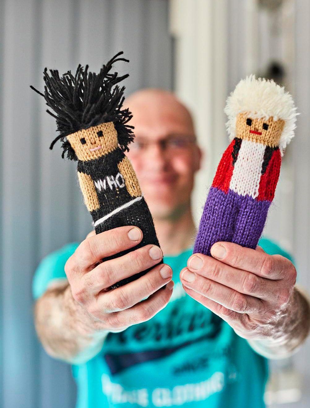 Juhalla on yhä tallessa joitain fanien antamia lahjoja kuten nämä virkatut Keijo Q ja Neumann.