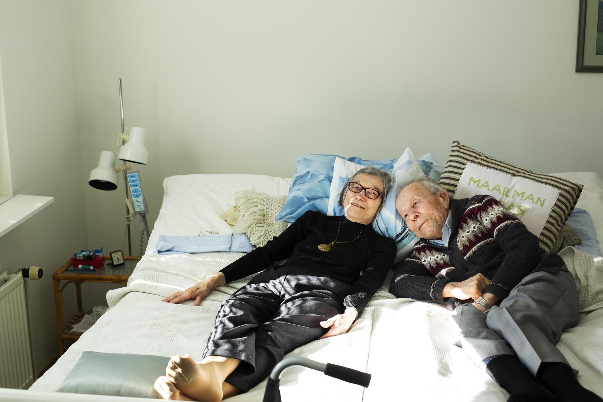 Palvelutalo on ollut Eliisa ja Aaro Koivulan koti kaksi vuotta. Eliisa käyttää Hannunvaakuna-korua yleensä juhlissa. ”Sen kanssa pitää olla yksivärinen paita.”