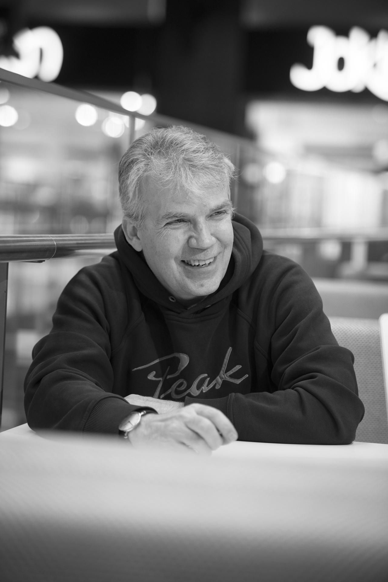 Keijo Leppänen on 57-vuotias uutisankkuri ja kirjailija, joka asuu Espoossa yhdessä vaimonsa Hannan sekä poikiensa Ukkopekan, 21, Ottovillen, 19, ja Frans-Eemilin, 17, kanssa. 