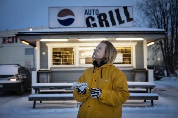Villestä on nostalgista tilata hampurilainen Pietarsaaren Autogrilliltä, nyt tosin vegenä. Lapsena juhlittiin joskus äidin tilipäivää tilaamalla hampurilaiset.