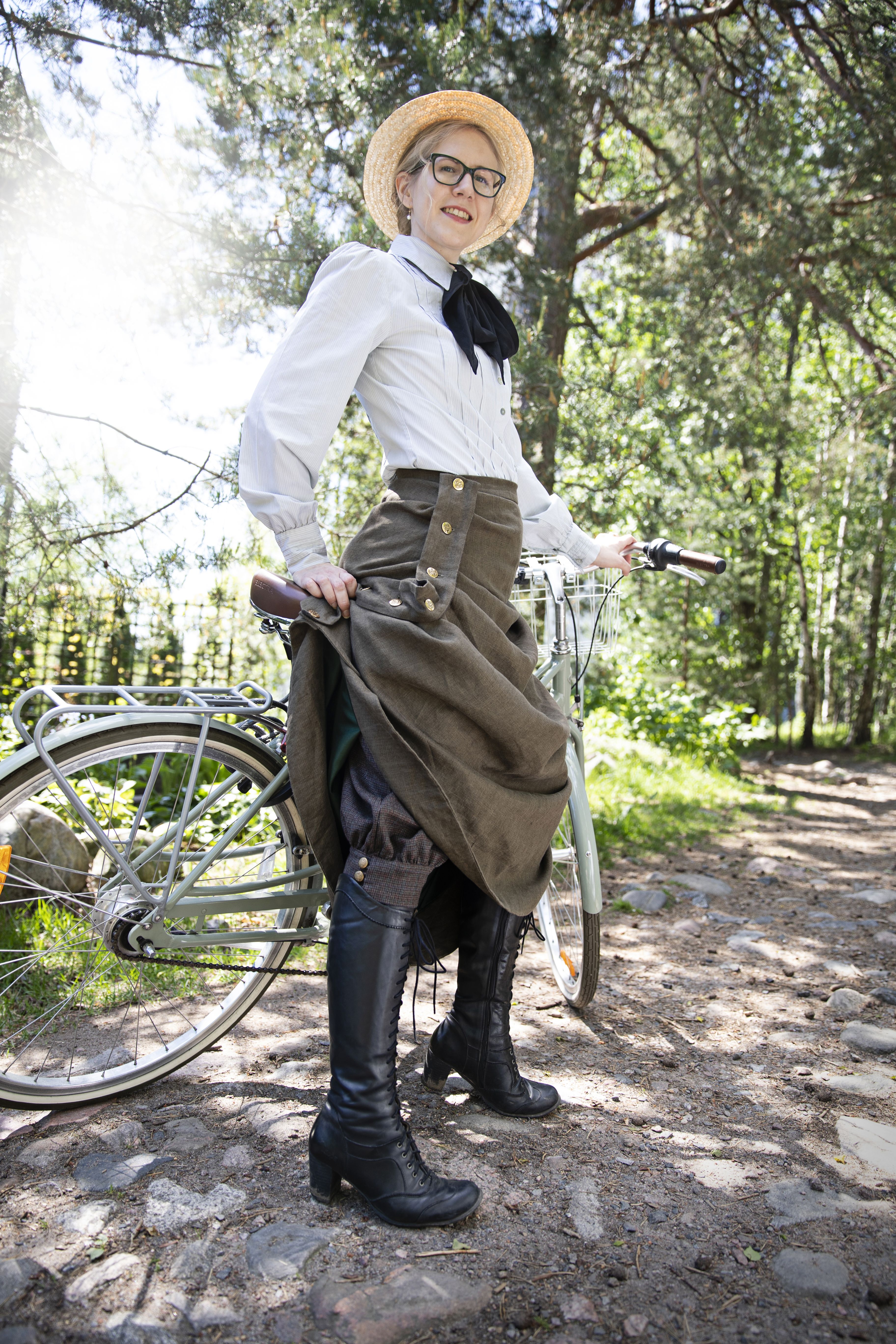 Entisajan vaatteissa oli käytännöllisiä niksejä: nappilista pitää helmat pois polkupyörän pinnojen välistä. Katja on saanut jäljentää vanhojen vaatteiden kaavoja Kansallismuseon Käsitöitä-lehdistä, jotka ovat ilmestyneet 1800-1900-lukujen vaihteessa.