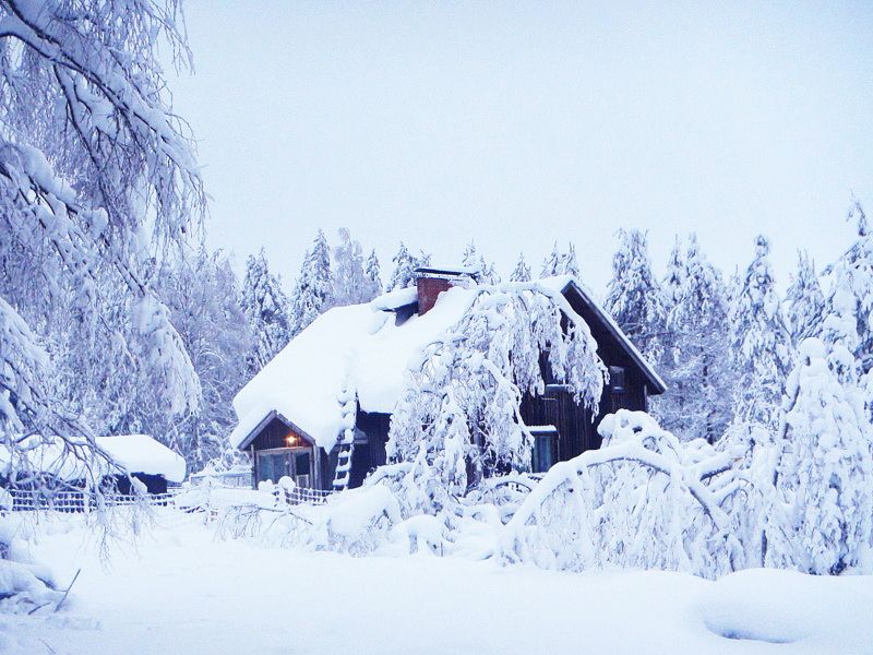 Elämä on valintoja. ”Tuntikausien lumenluonnin sijaan voi lapioida vain polun kaivolle”, Eliisa sanoo.