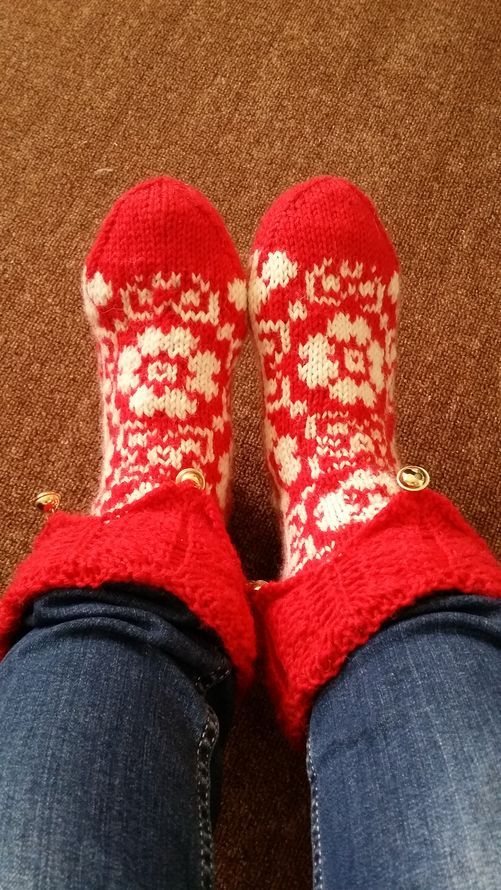 Joulusukat monen ohjeen yhdistelyn tuloksena. Tälläisia olen ihastellut monta vuotta, ja nyt oli äitiyslomalla aikaa tehdä ne. - Kristiina Haarala