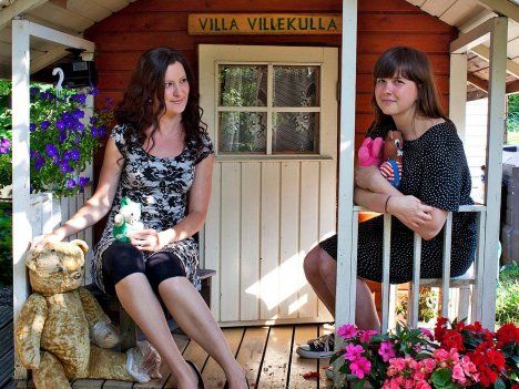 Annalla (vas.) ja Seidillä on hauskat muistot ajoista, jolloin he leikkivät Jevgeni-isän ja Erkki-ukin rakentamassa leikkimökissä. "Viihdyin enimmäkseen katolla", Anna sanoo.