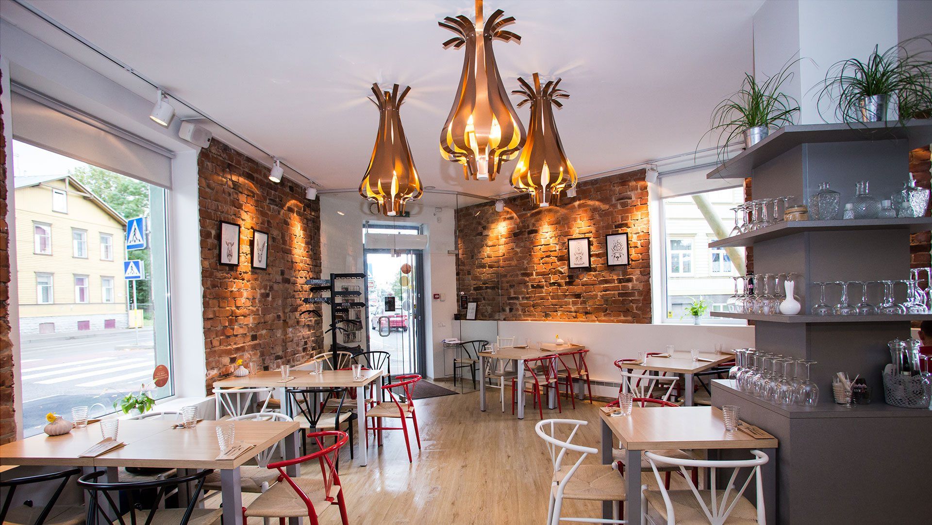 Paikallisten suosio on hyvä merkki. Kolm Sibulat -ravintolassa ruoka on hyvää ja mutkatonta.